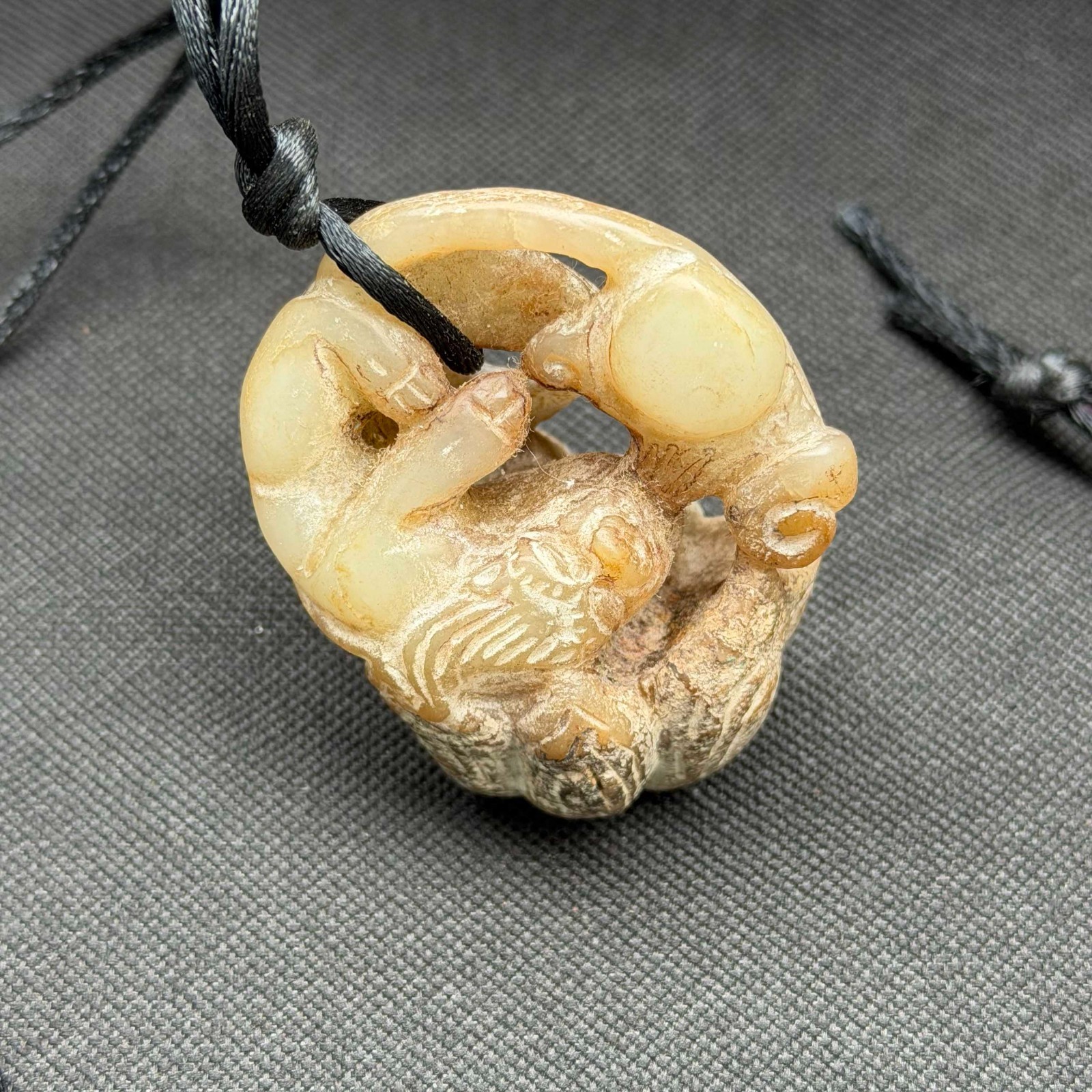 Vtg Chinese Nephrite Jade Pendant w Mythical Beast & Pearl (AHB) 425