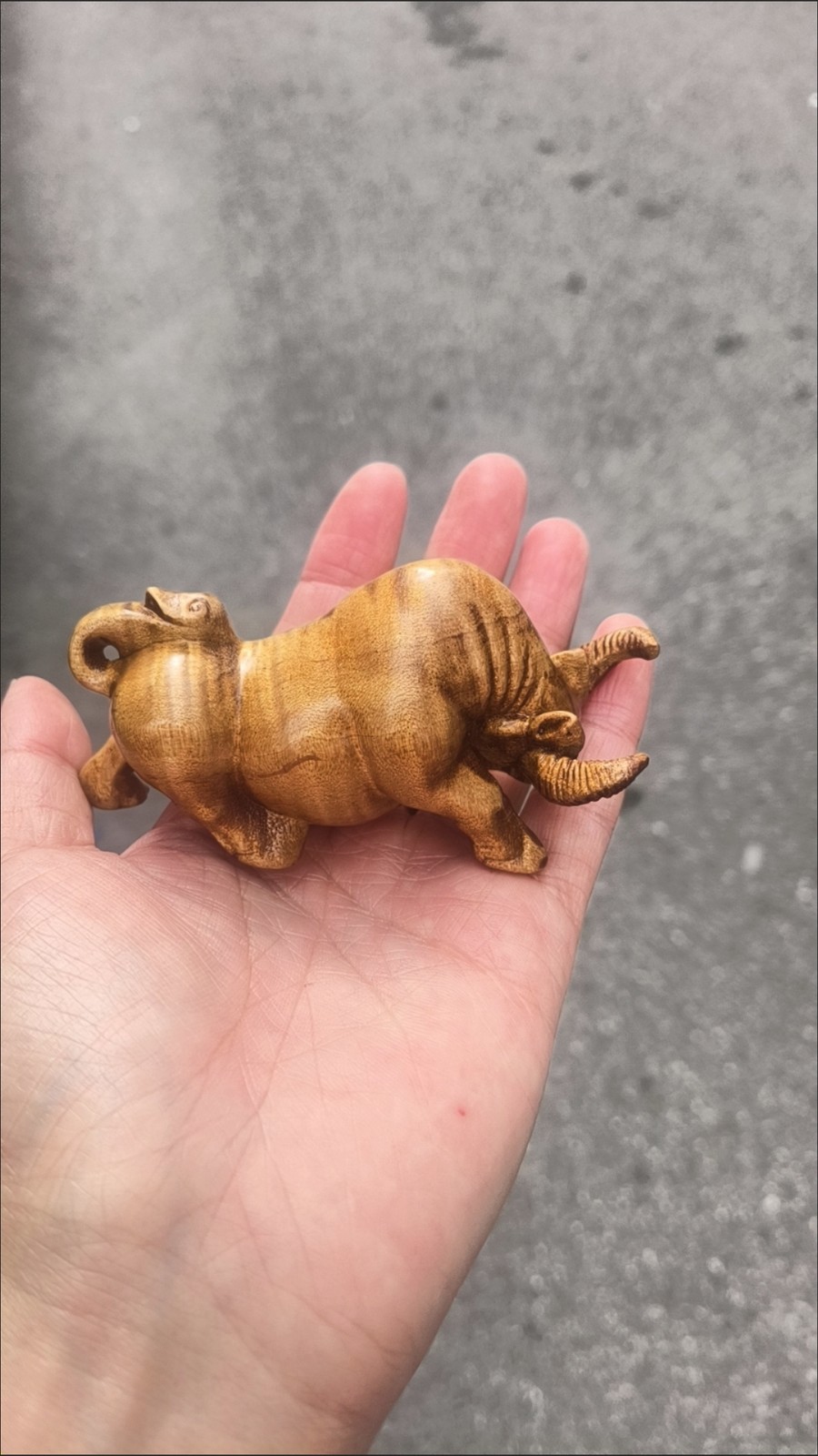 Golden Nanmu Ox Hand Piece Water Wave Grain Carved Decor (Random Color) Gift