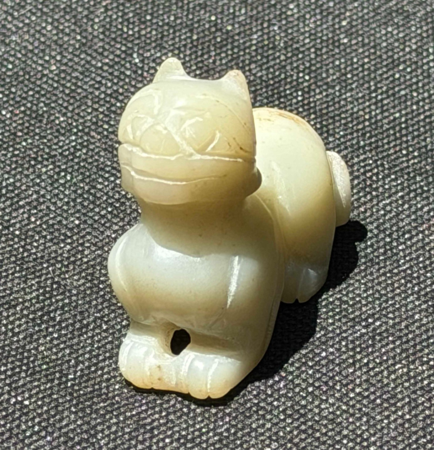 Vtg Chinese Celadon Jade Foo Dog Pendant w Russet 33.9g (AHB)