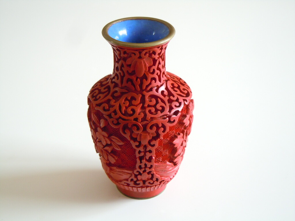 Red Lacquered Carved Vase Asiatika China Small 113.9 G / 10.5 X 6.0 Cm
