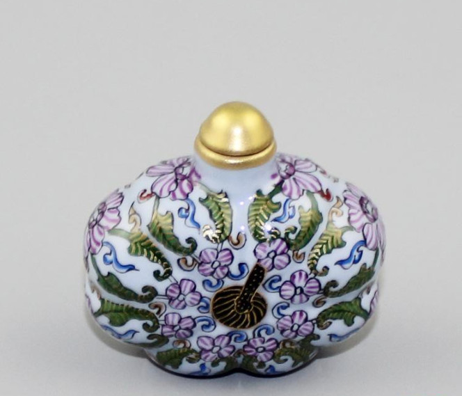 China Porcelain Hand Painted Depict Gold Famille Rose Pumpkin Vine Snuff Bottle
