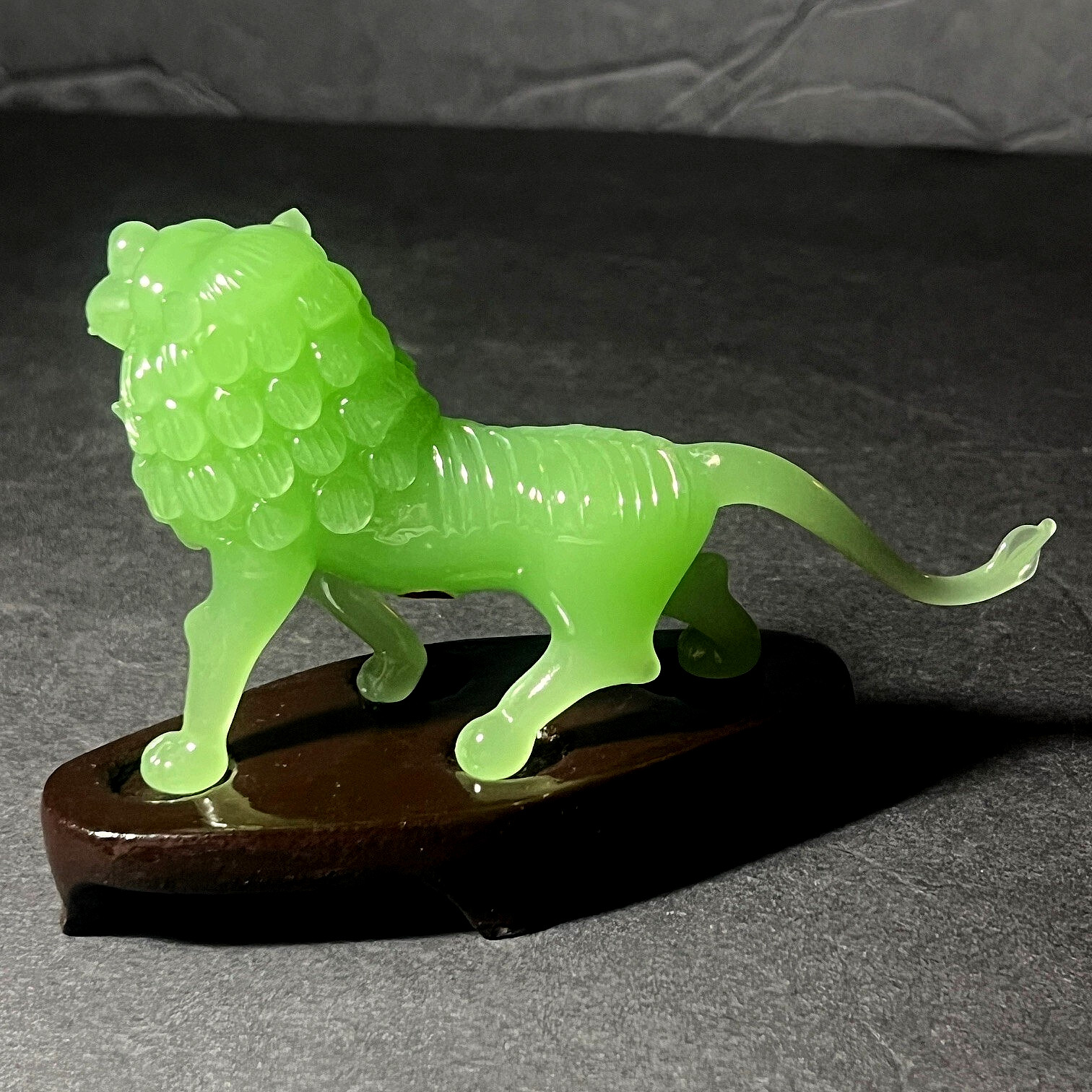 2 Vintage Chinese Carved Jade Stone Lion Sculptures & Stand in Box 2.75″ x 4.5″