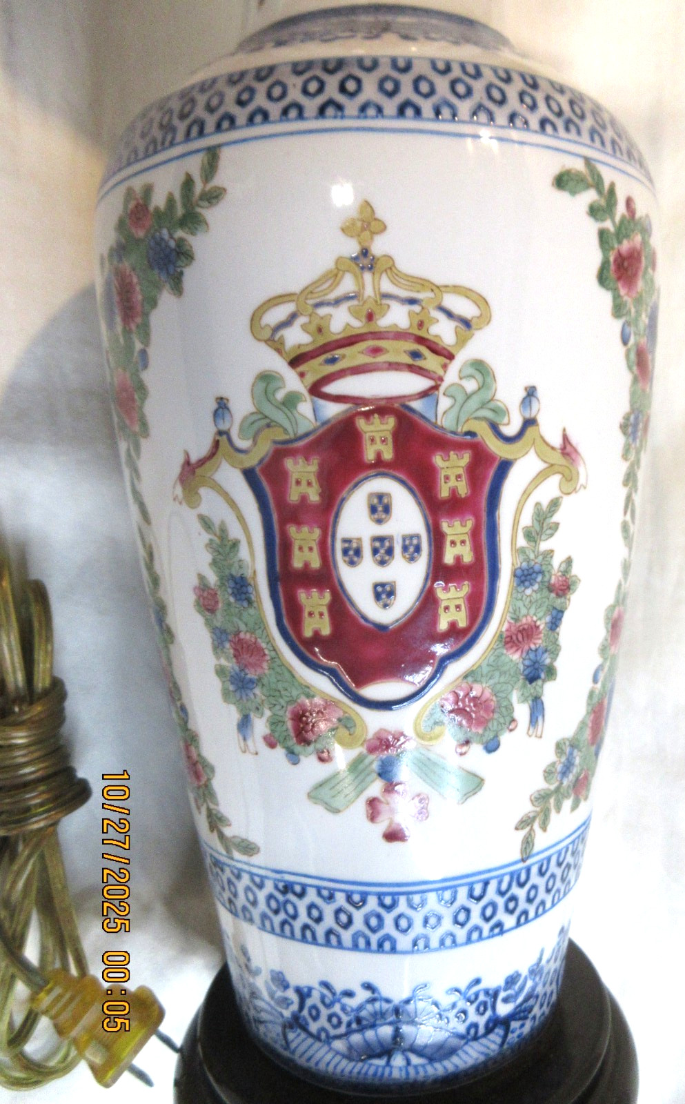 FANTASTIC CHINESE CHINOISERIE LAMP W/ *CRESTS*~ WOODEN BASE & THROAT~21″