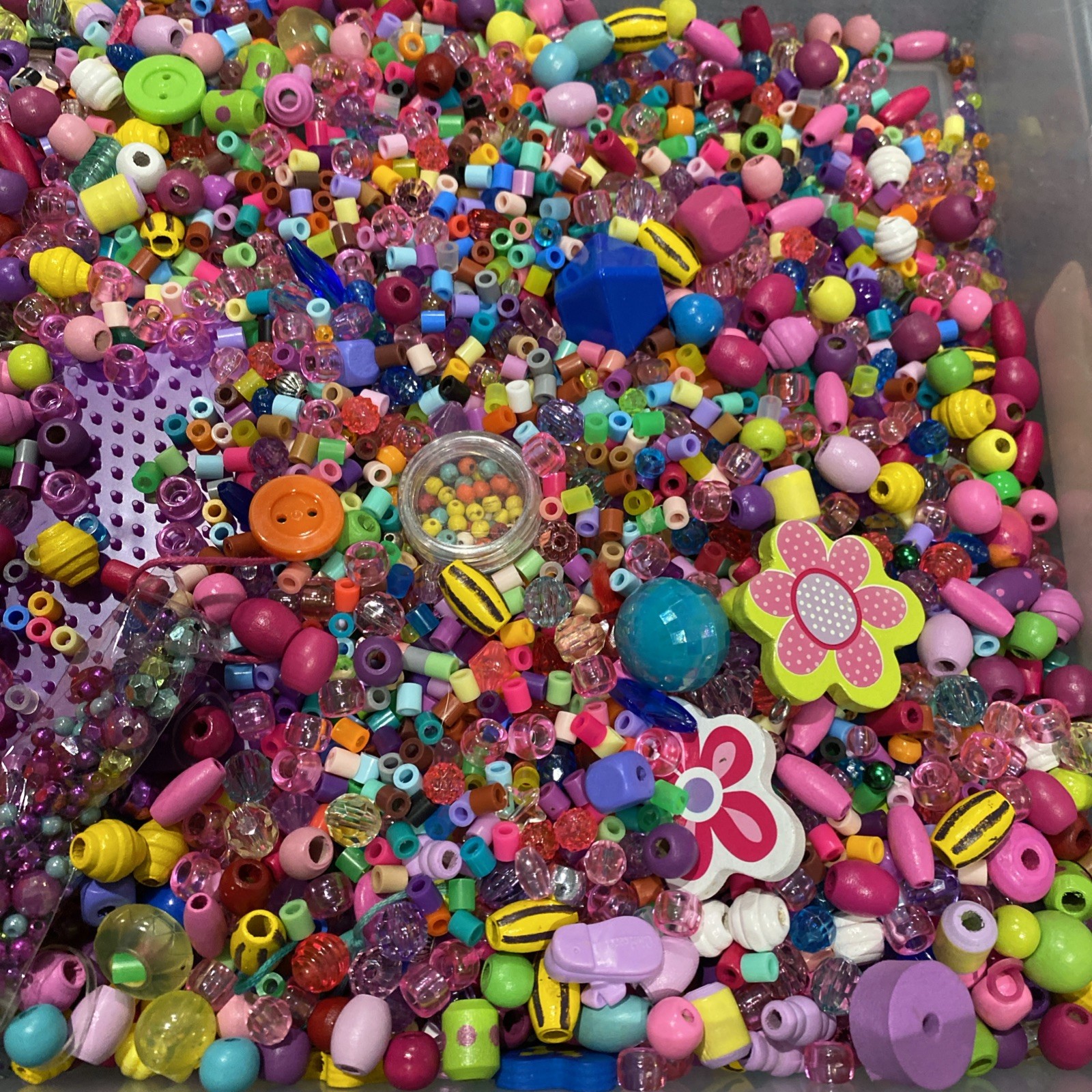 Almost 5lbs Lot Mixed Size Color Acrylic Plastic Beads And Decor