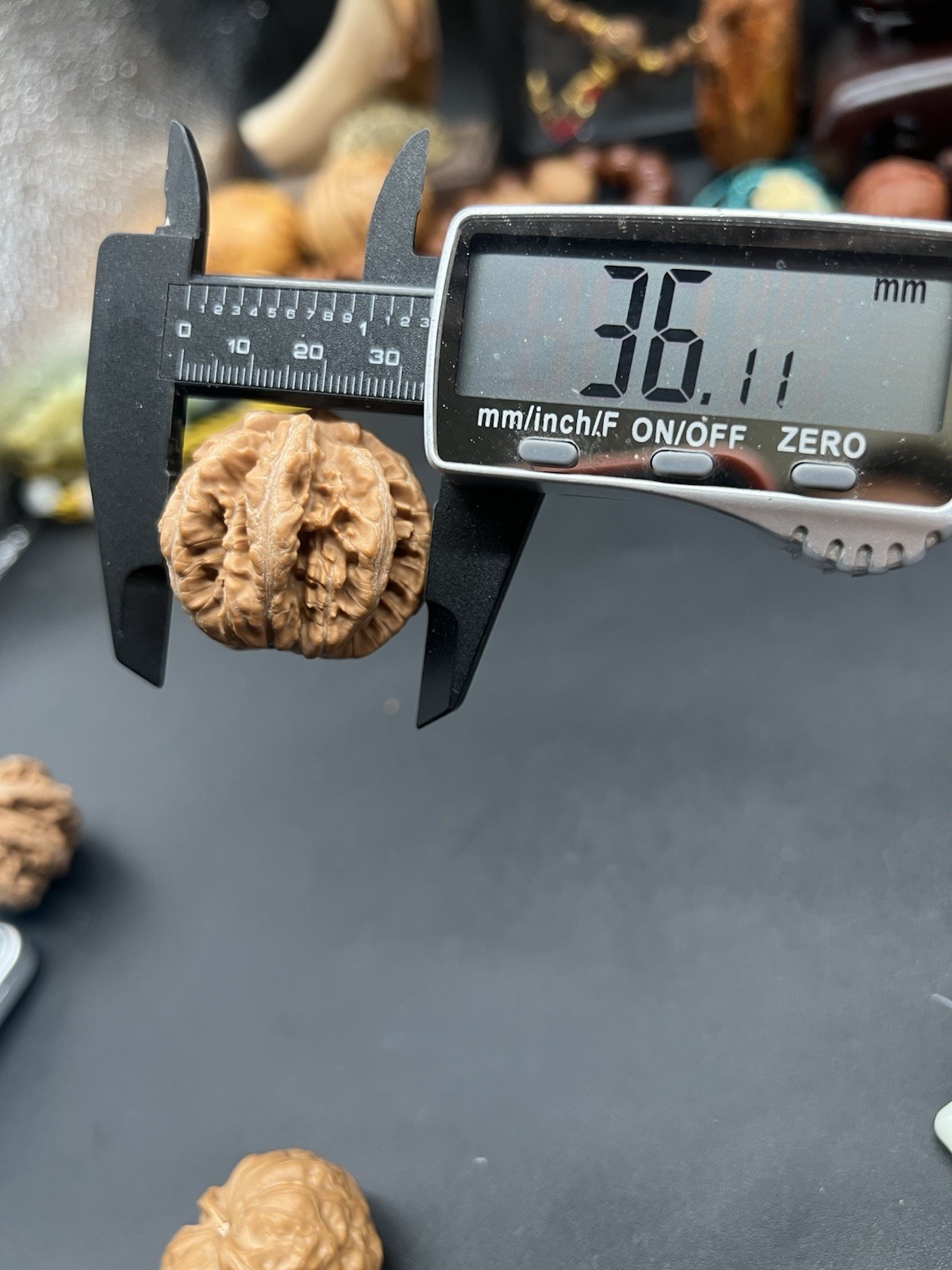 Pair of Match Chinese Health Walnut Collection 36×35×33mm 精配文玩核桃～矮桩粗筋京八棱手捻