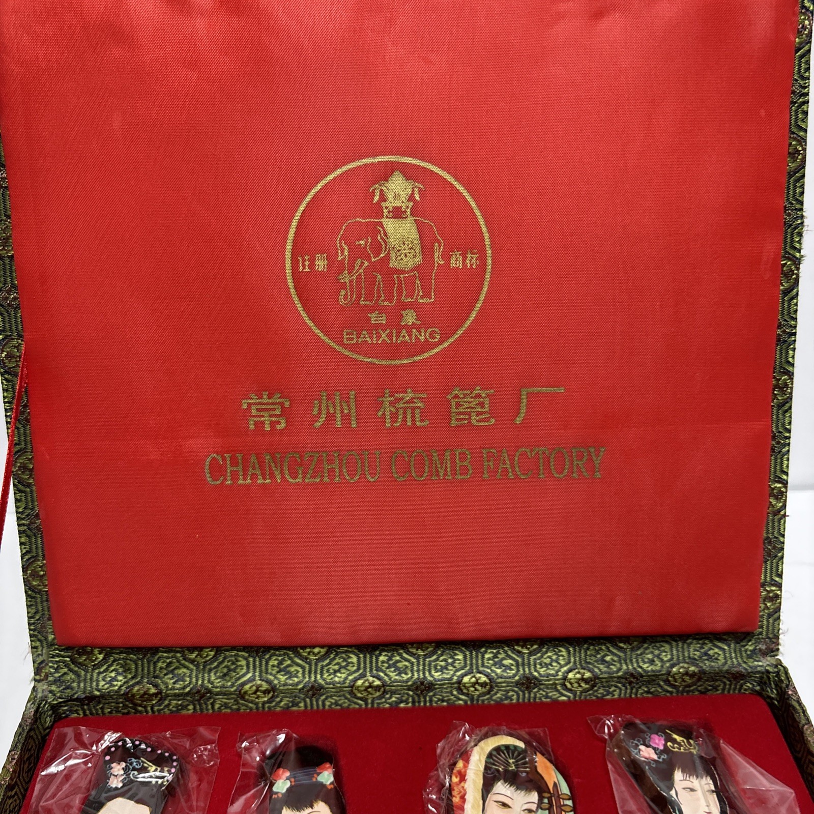 Vintage Changzhou Comb Factory 4 Hand Painted Wooden Combs In Green Fabric Box