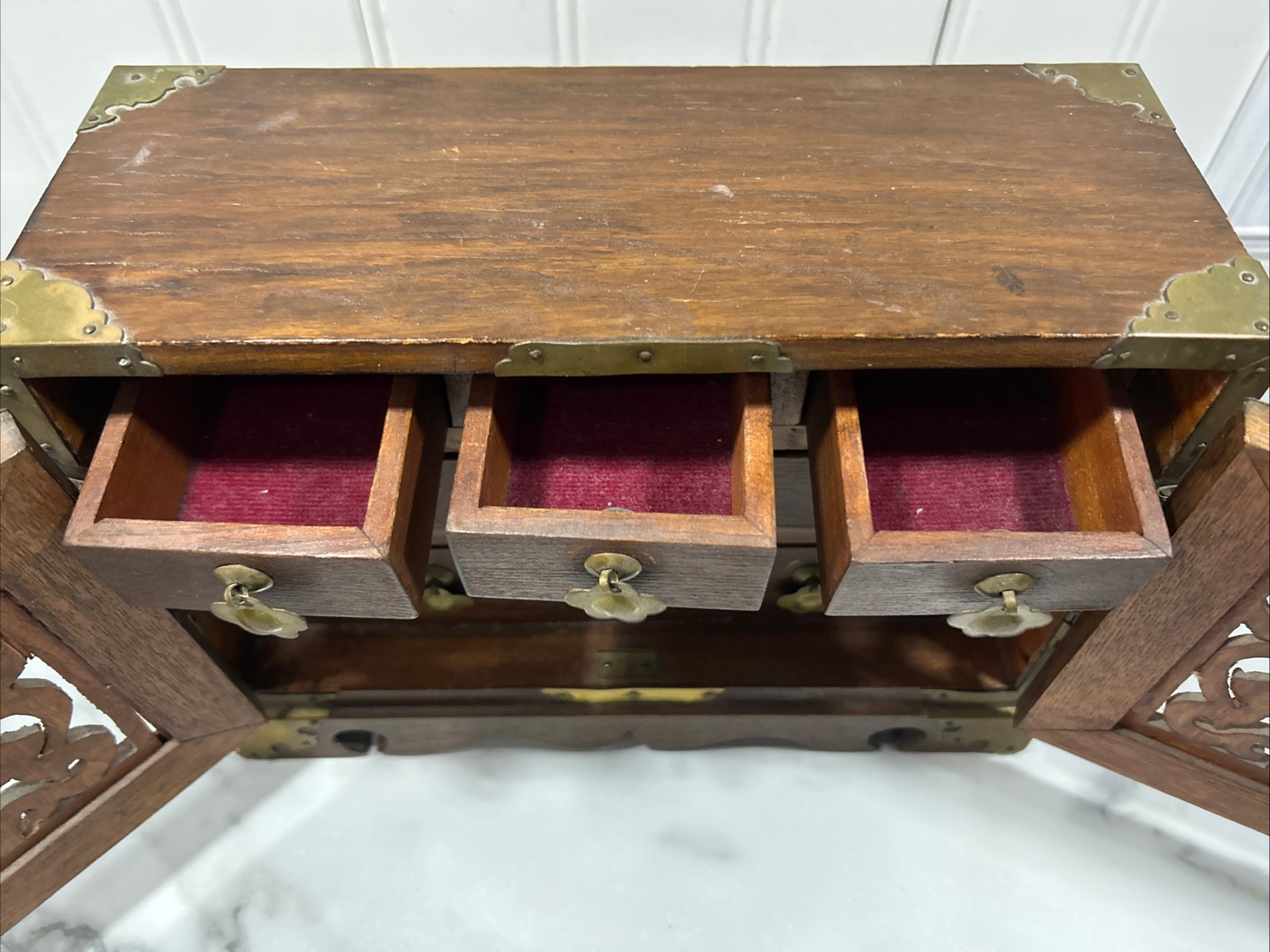 VTG CHINESE ASIAN WOOD & BRASS JEWELRY BOX CHEST 2 TURTLE WOOD DOORS & 6 DRAWERS