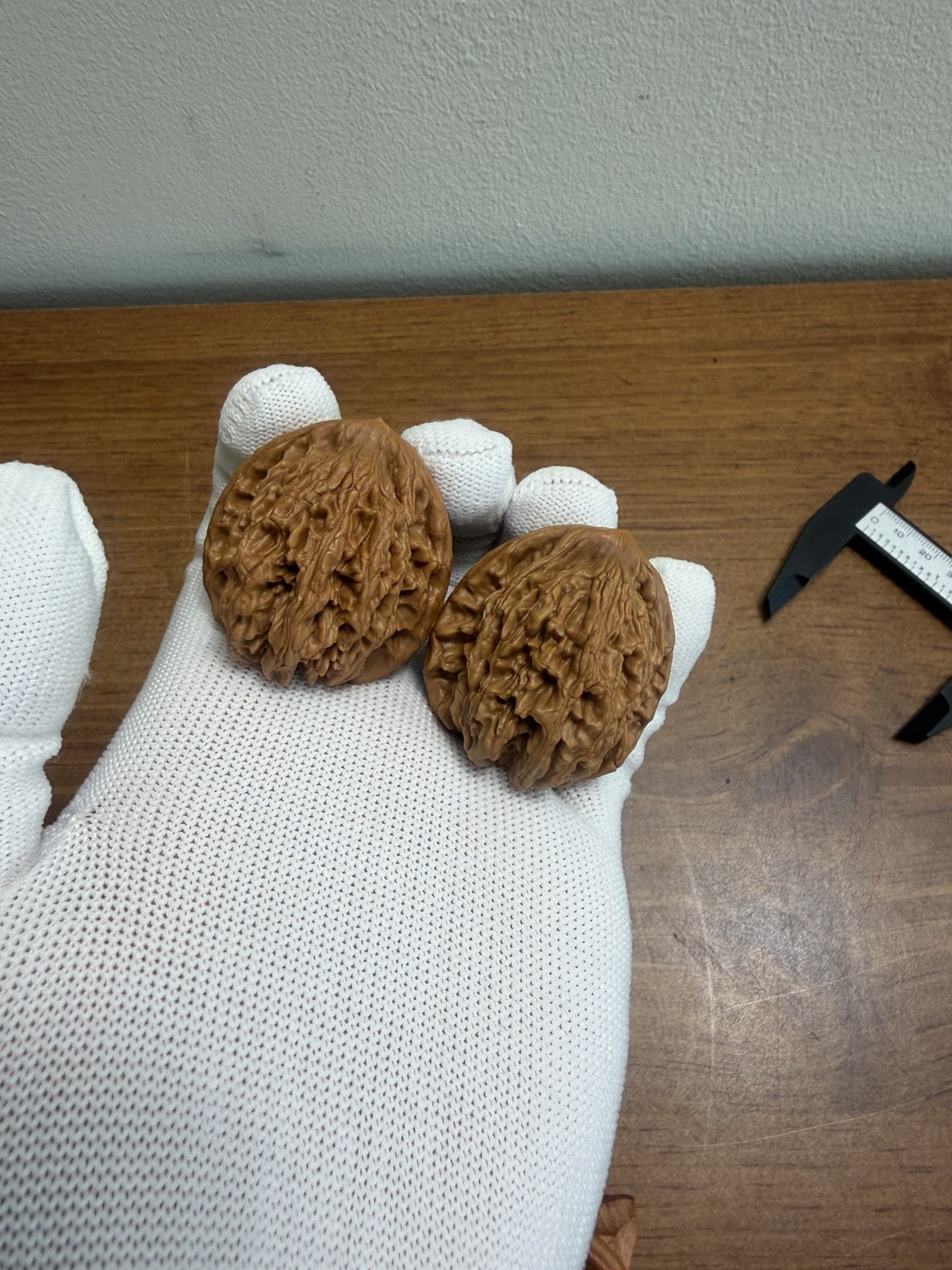 Pair of Match Chinese Health Walnut 精品老树高装麦穗虎头文玩核桃 40x36x34 已打底 配底座手套和刷子
