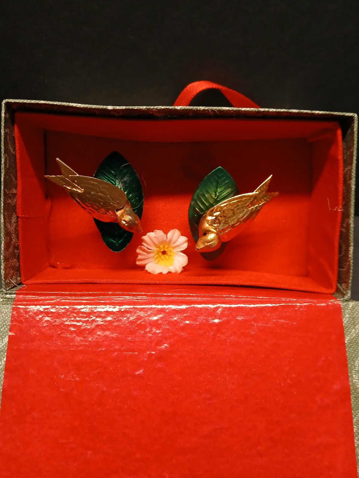 CHINESE GOLD METAL BIRDS ON GREEN LEAVES ATTACHED TO SPRINGS IN BOX