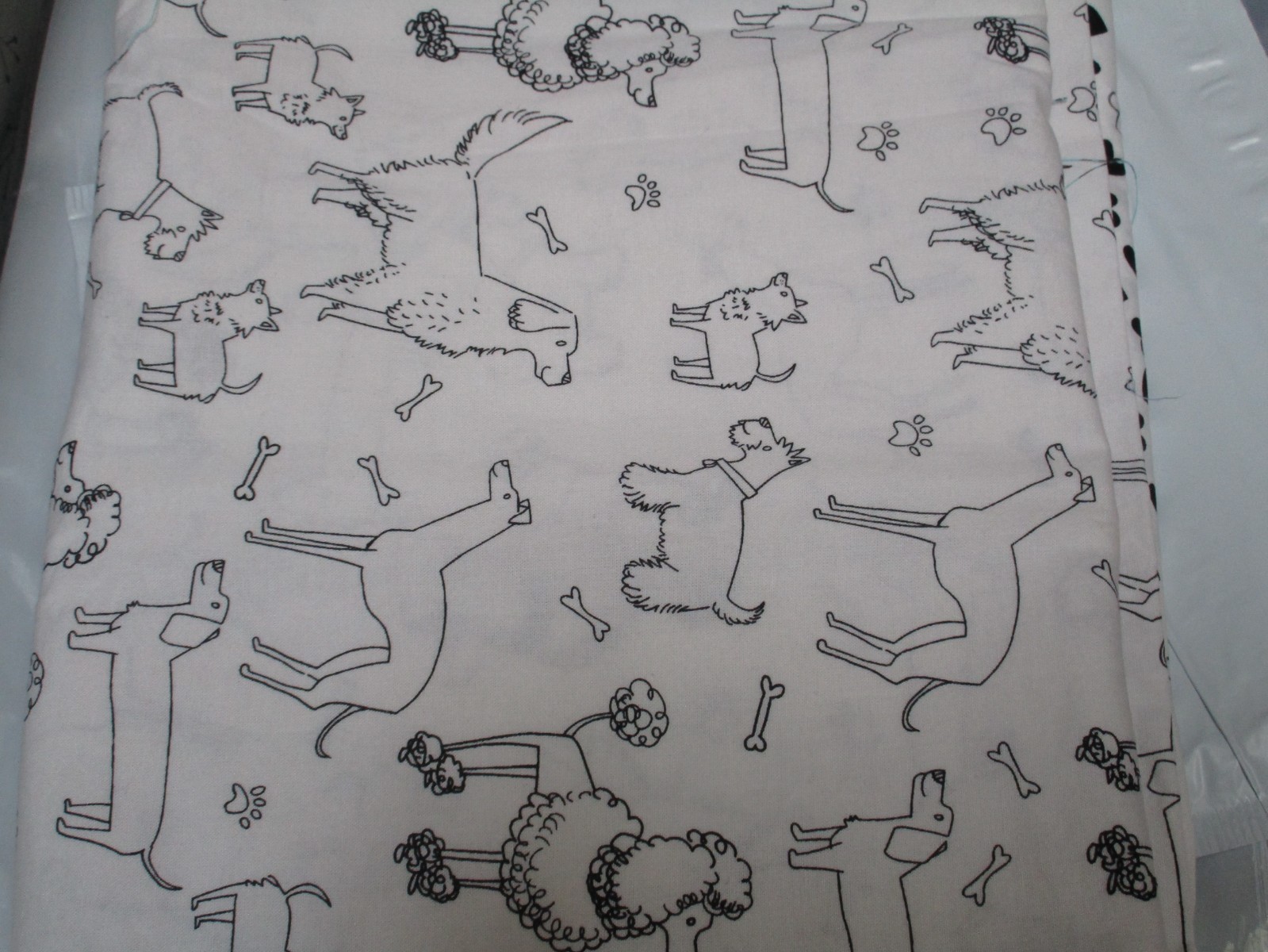 1 Fat Quarter Cotton Black & White Pets Dogs Bones Approx 21″ x 18″
