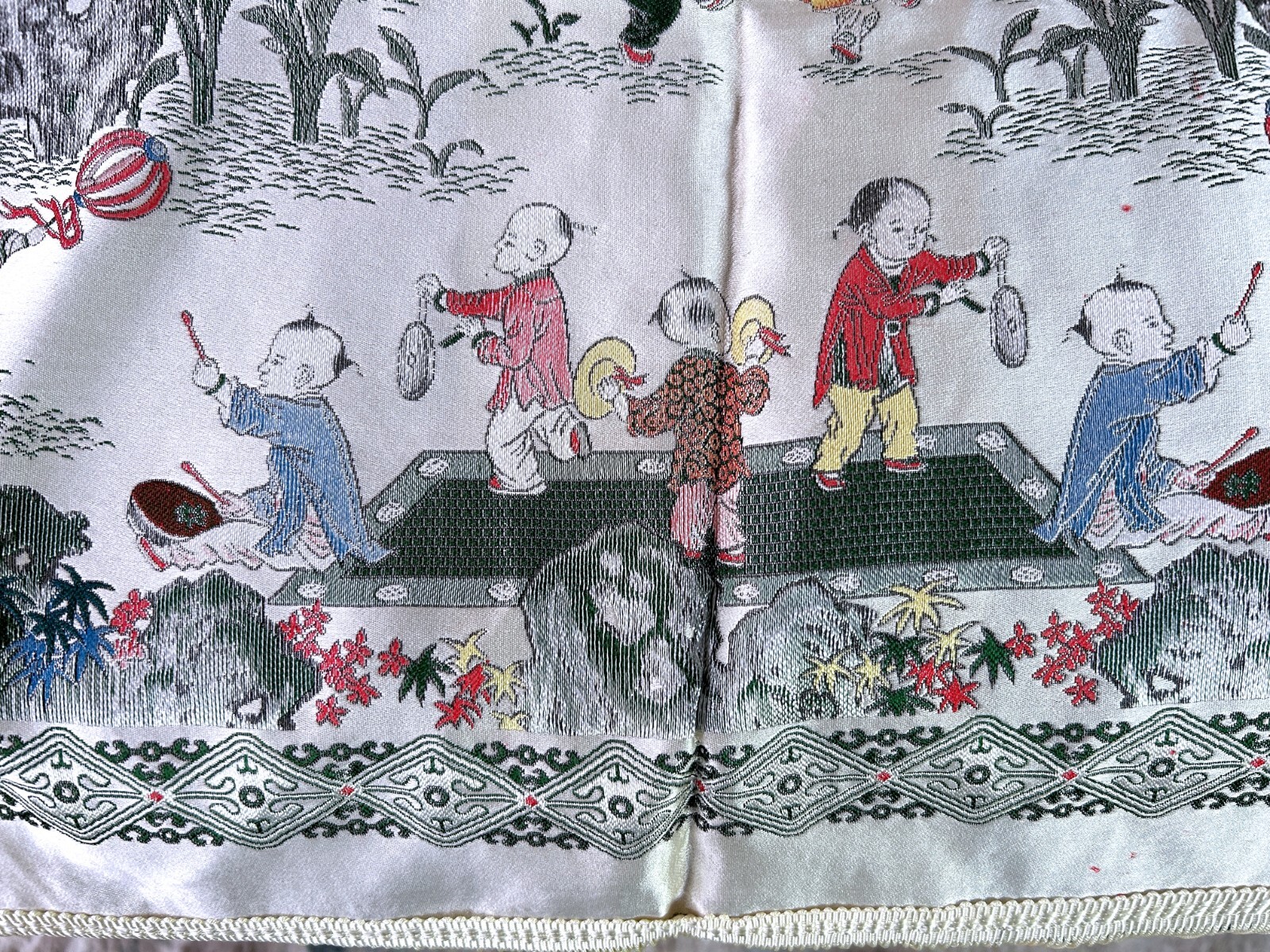 VINTAGE “BROCADED FLOWERS” CHINESE SILK TAPESTRY TABLECLOTH/WALL HANGING 56″x38″