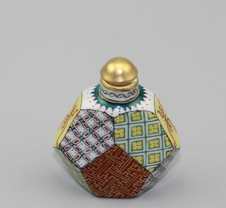 Good China Porcelain Hand Painted Depict Gold Famille Rose Geometry Snuff Bottle