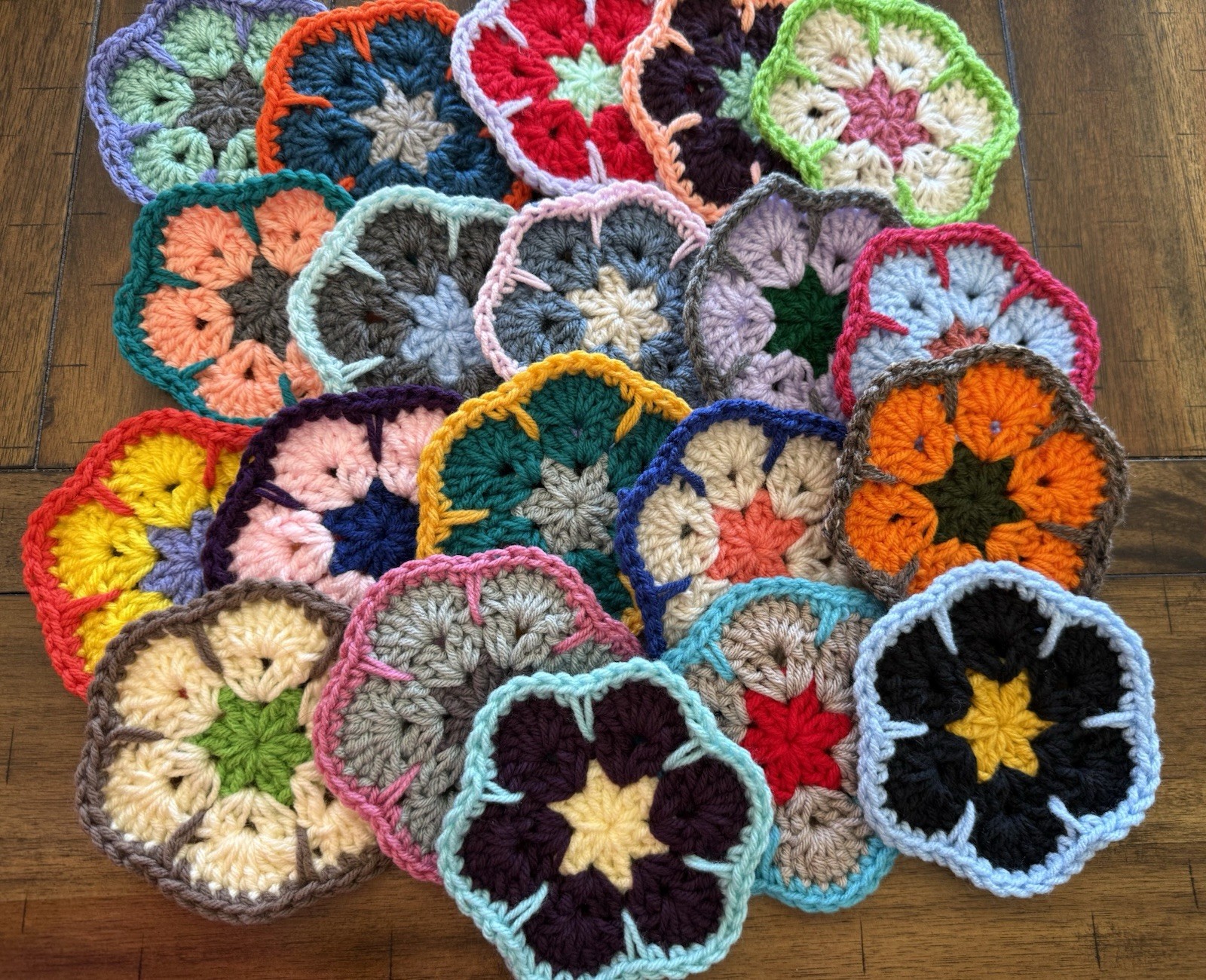 Lot of 20 4.5″ Assorted AFRICAN FLOWER HEXAGON Blocks Crochet Afghan
