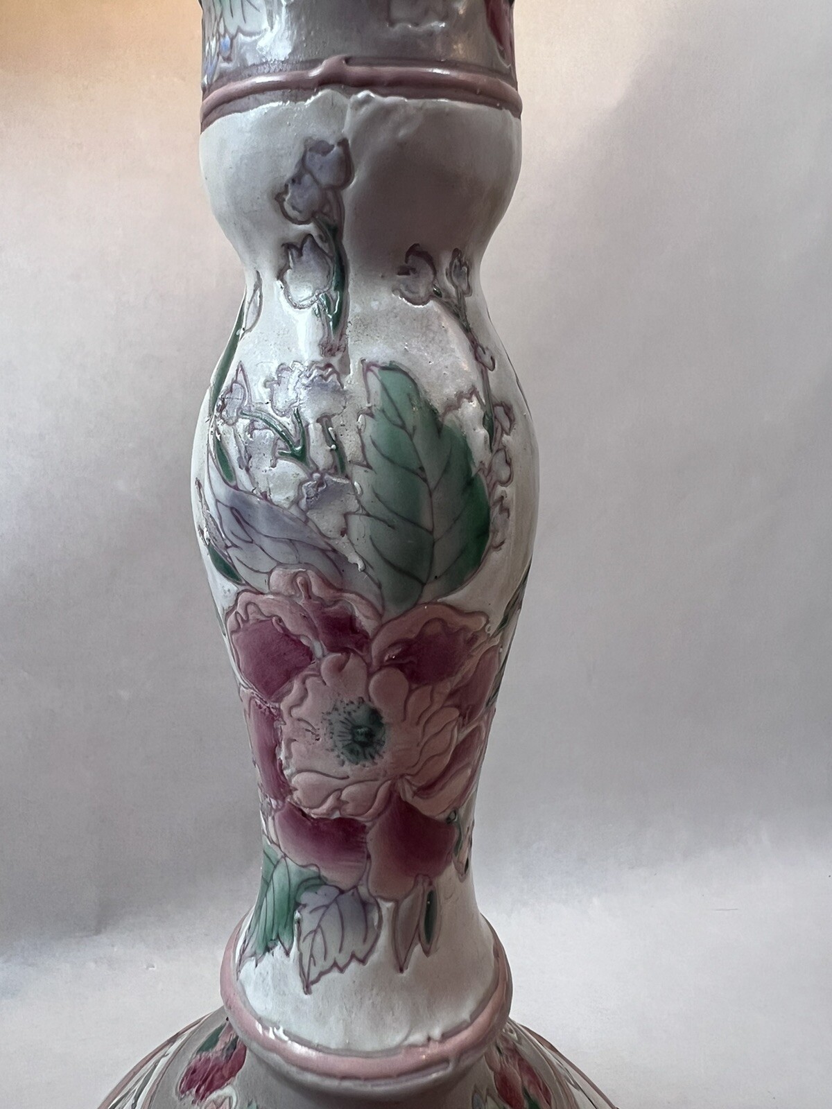 Vtg Chinese Famille Rose Porcelain Thin Lamp Roses Floral Textured Wood Base