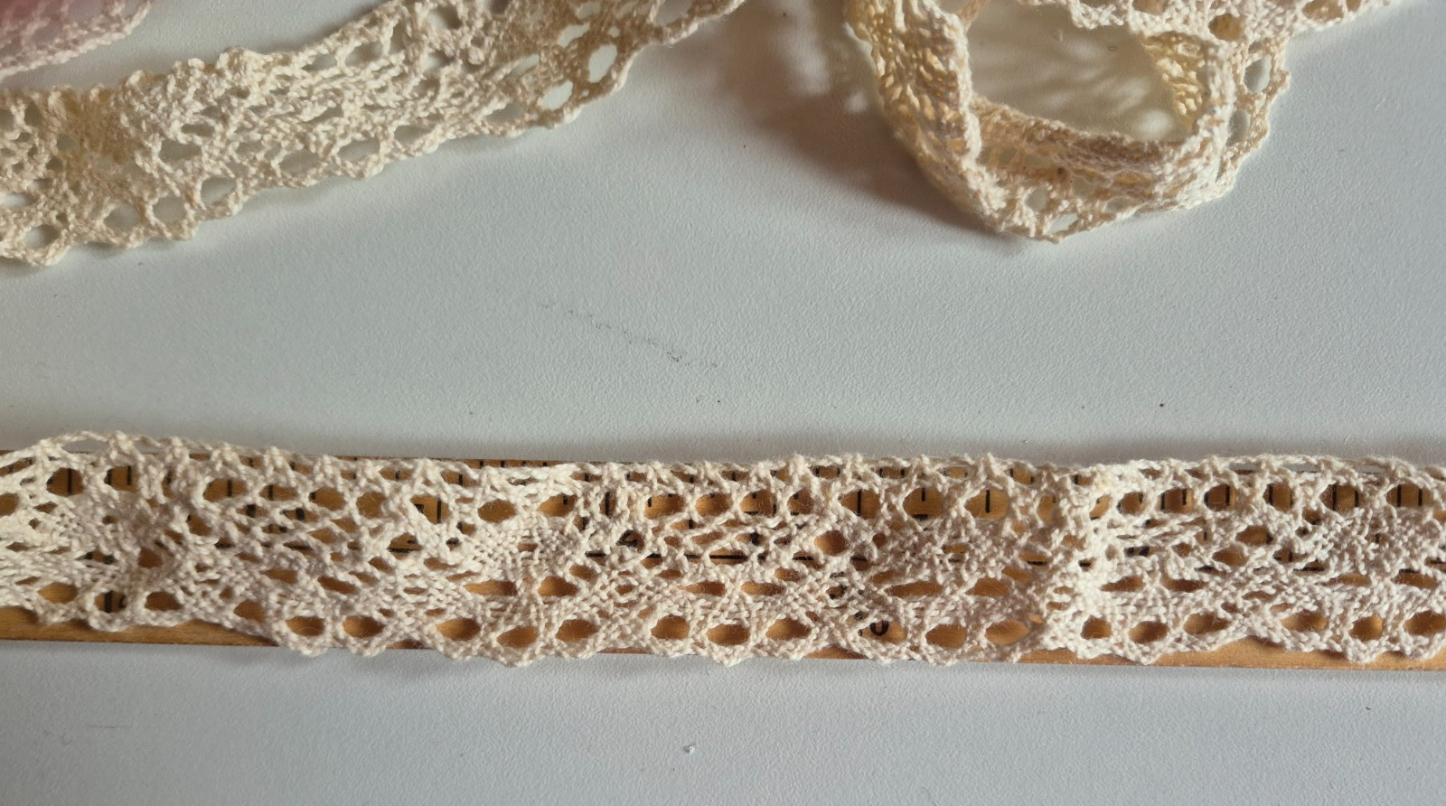 CREAM CLUNY LACE FLAT SCALLOPED TRIM 1 1/8 INCHES WIDE 3.25 YARDS