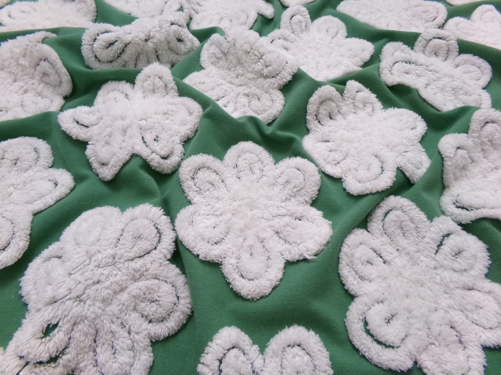 Green White Daisy Vtg Chenille Bedspread Fabric 23×24 Pc Antique Sewing Material