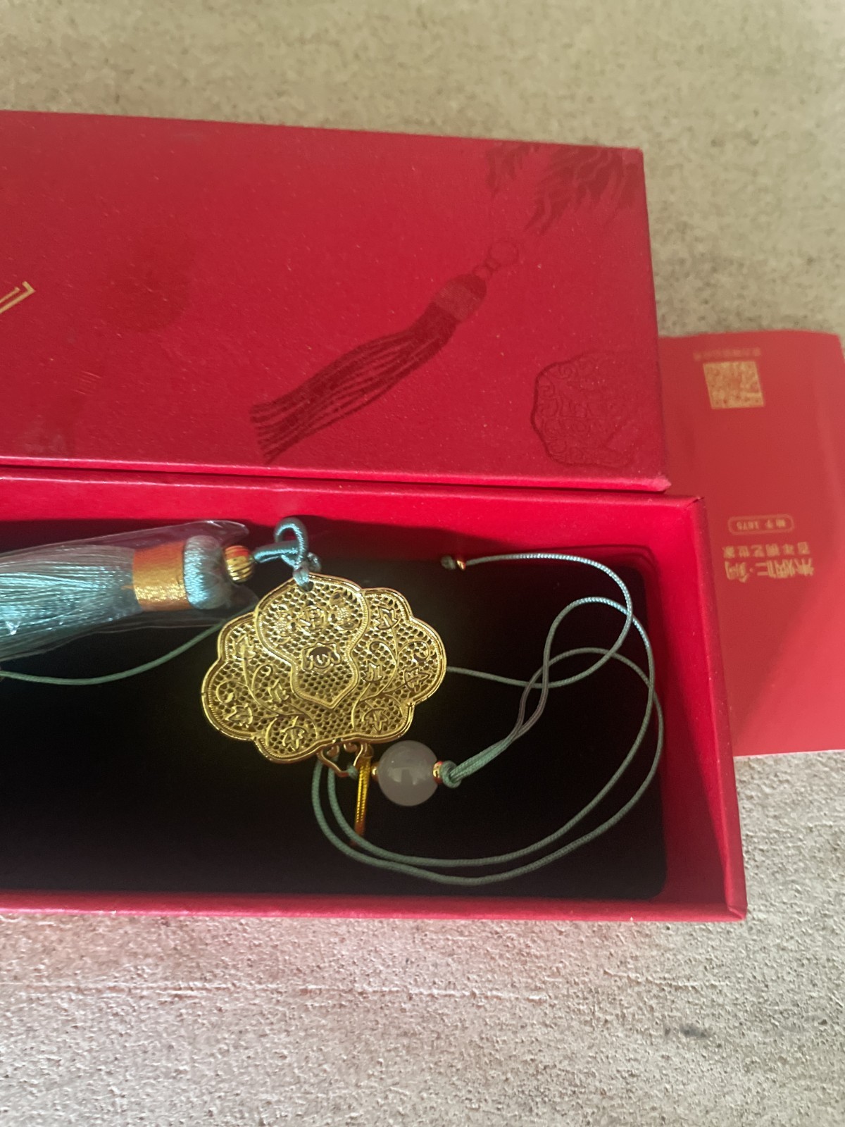 ZBR COPPER ART GOLD TONE METAL PENDANT LIGHT GREEN TASSEL Chinese Copper Art box