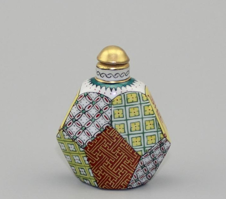 Good China Porcelain Hand Painted Depict Gold Famille Rose Geometry Snuff Bottle