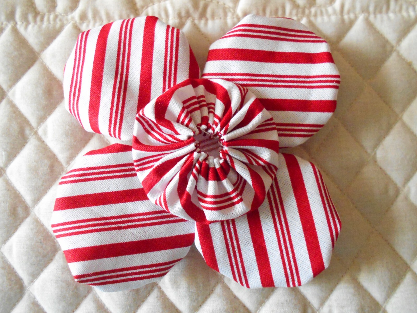 30 2″ Red Christmas Stripe Yo Yo Quilt Block Trim Fabric Flower Hair Bow Puff
