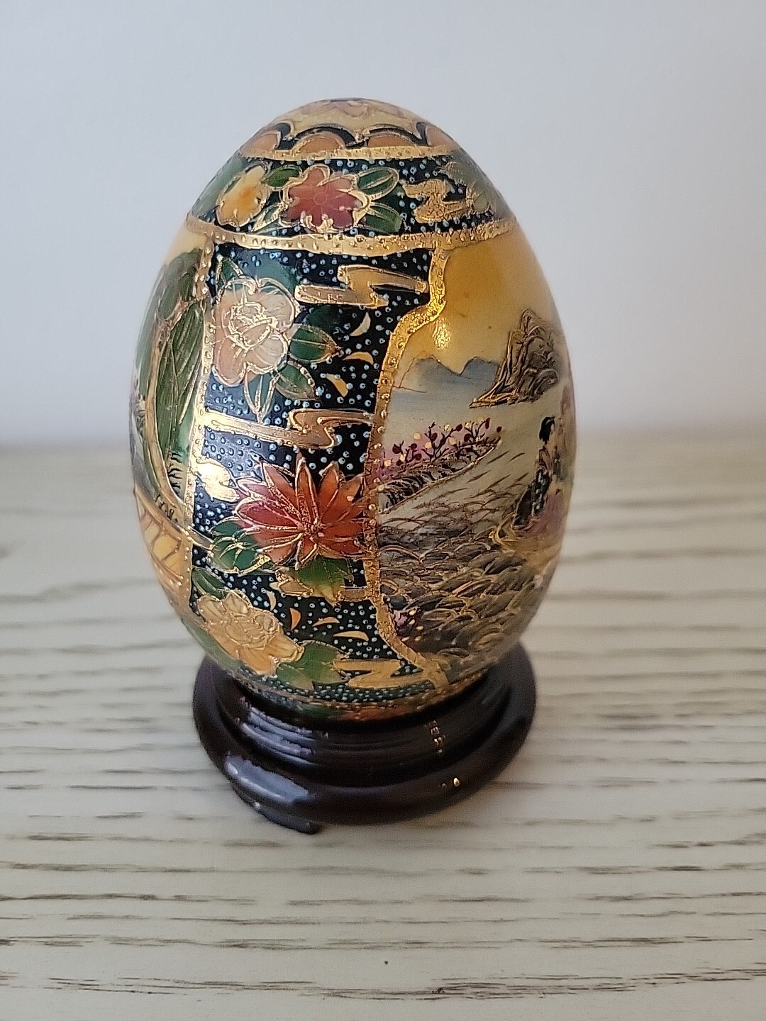 Vintage Chinese Satsuma Hand Painted Porcelain Egg with Geishas 4.5″ Gilt Paint