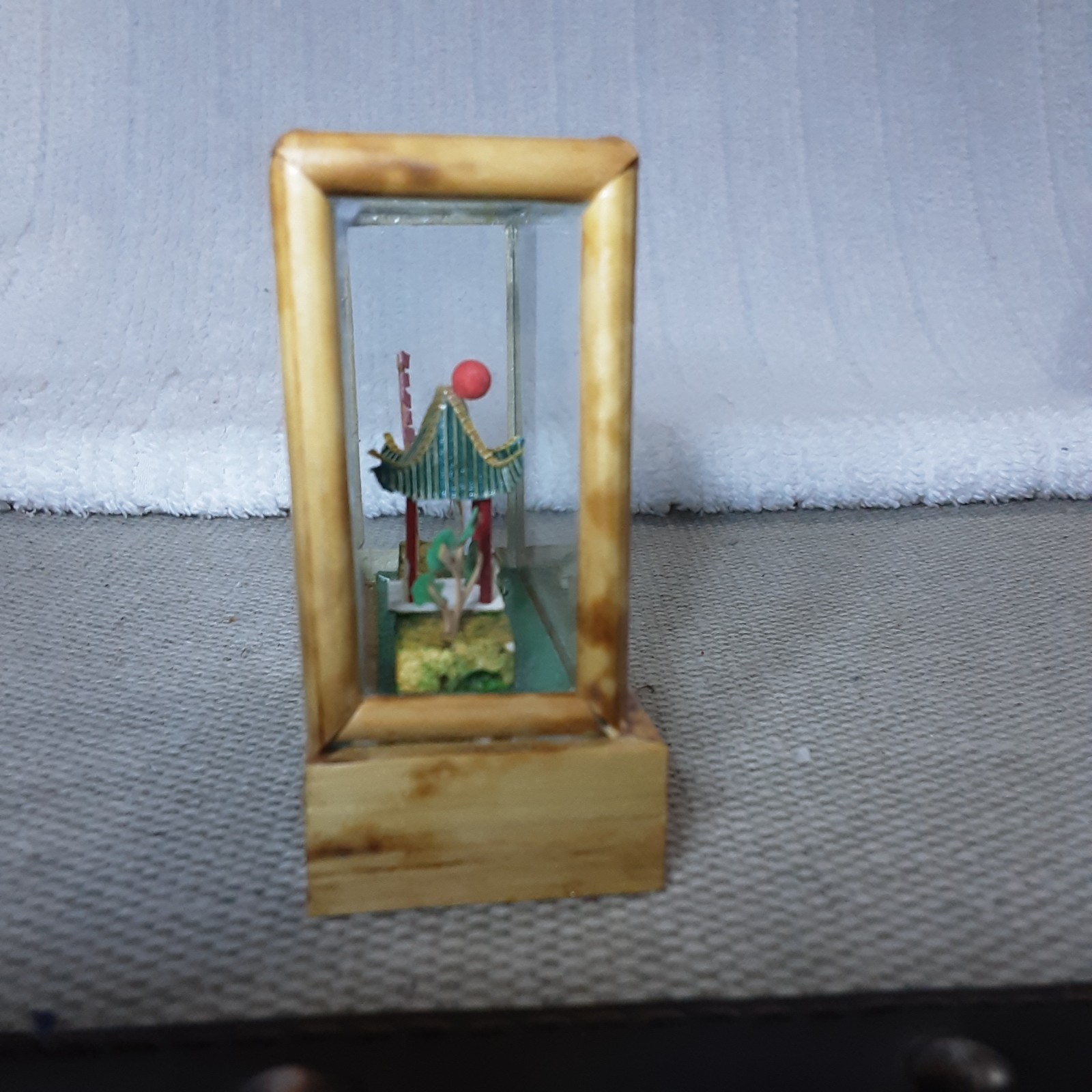 Vintage-3.25″ Chinese Diorama Box Glass & Natural Wood Miniature Scene (Item 18)
