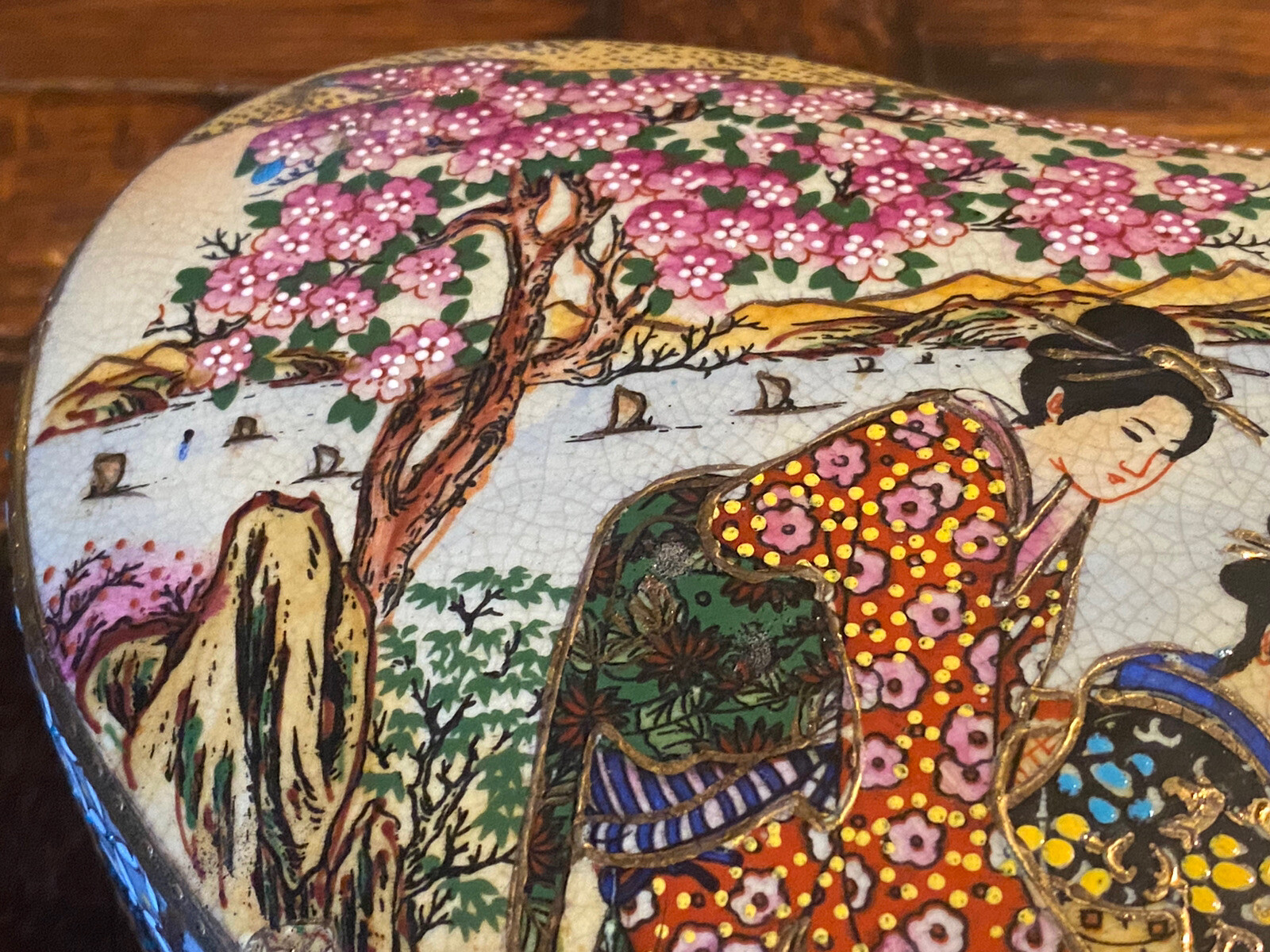 Chinese SATSUMA “Butterfly” BOX Geishas playing Shamisen Guitar “Asia Art potter