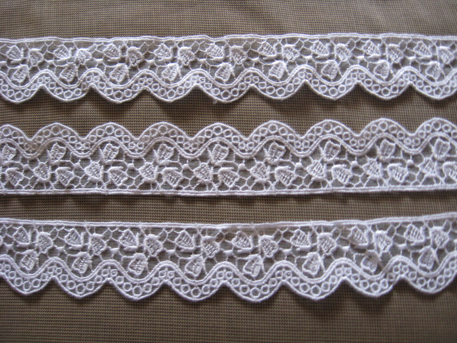 13 1/2 YDS SCALLOPED WHITE RAYON EMBROIDERED ORGANZA TRIM EDGE