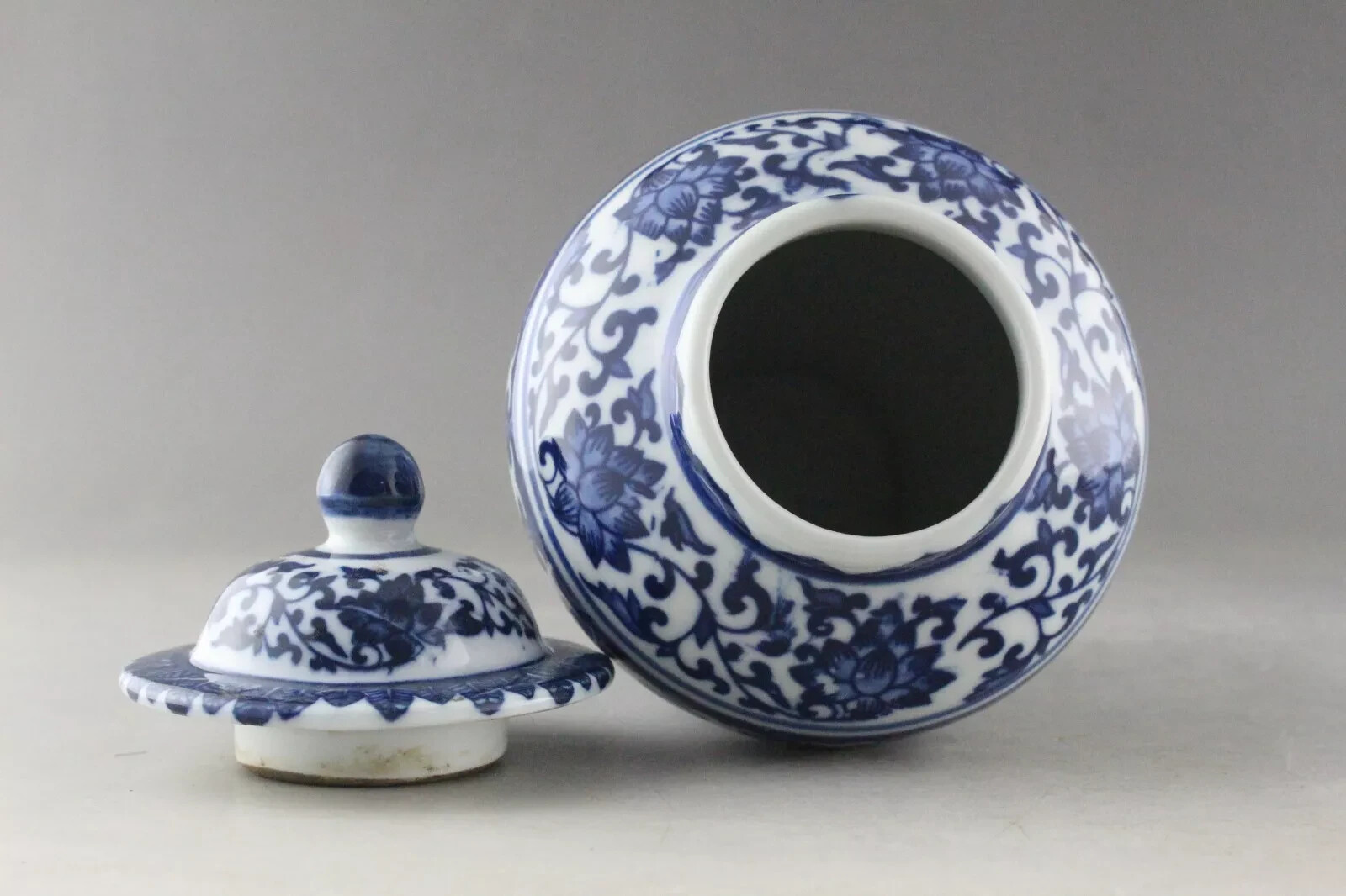 old Fine China Hand Painted flower Blue and White Porcelain vase & Jar 18cm