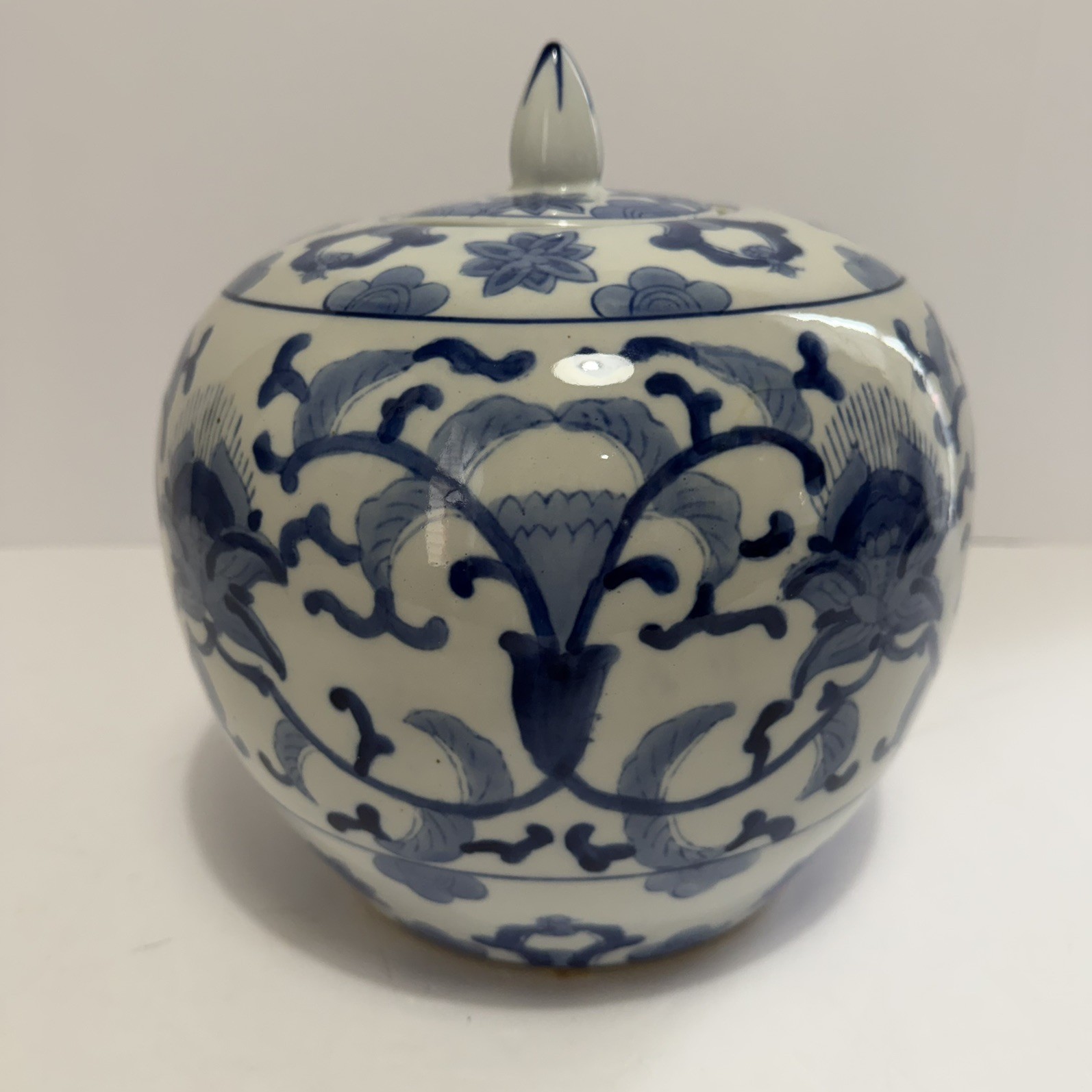 Vintage Chinese Oriental Blue&White Porcelain Floral Scroll Ginger Jar W/ Lid