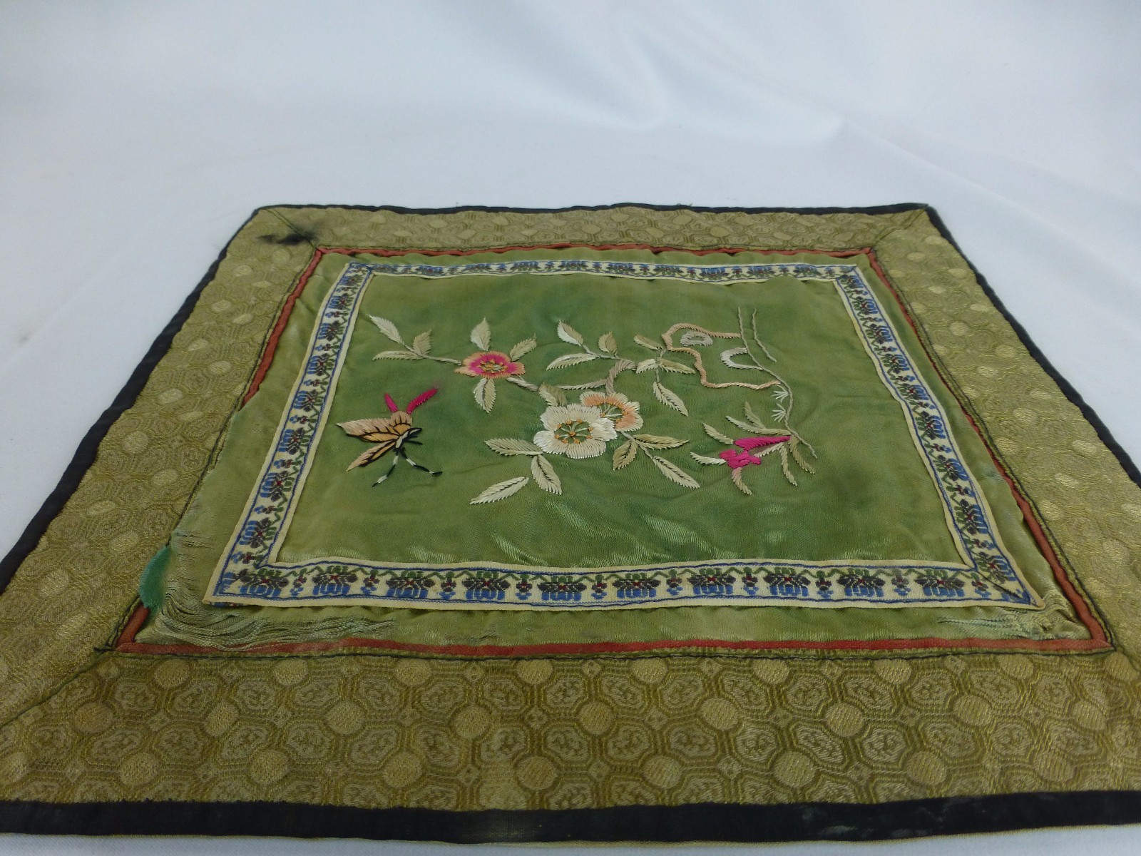 Vintage /Antique Chinese Embroidery unframed textile [Y8-W7-A8]
