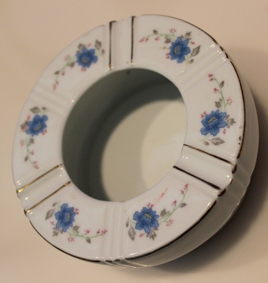 VINTAGE CHINESE PORCELAIN ASHTRAY WHITE WITH GOLD TRIM AND BLUE FLOWERS