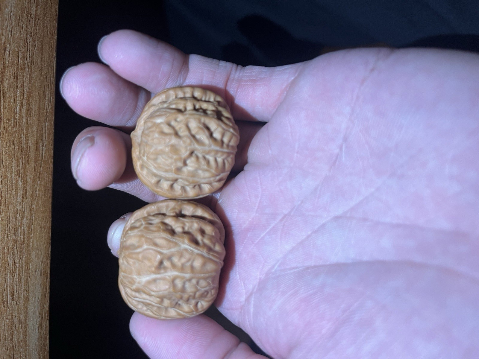 文玩核桃.平谷元包人字 小三棱。白茶一大一下 对子差一点，看好了在下单 36X37X32。34X33X29