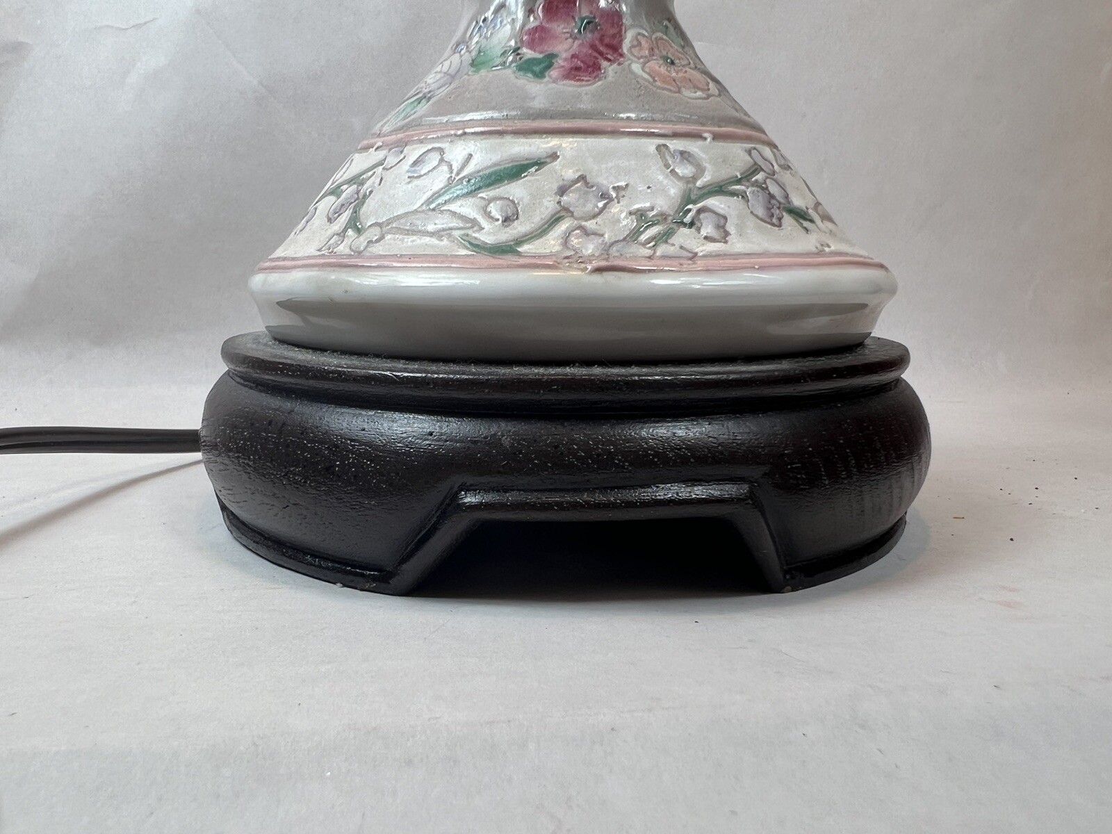 Vtg Chinese Famille Rose Porcelain Thin Lamp Roses Floral Textured Wood Base