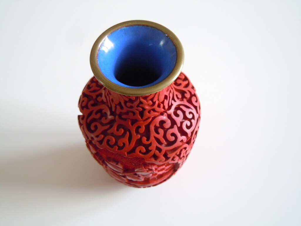 Red Lacquered Carved Vase Asiatika China Small 113.9 G / 10.5 X 6.0 Cm