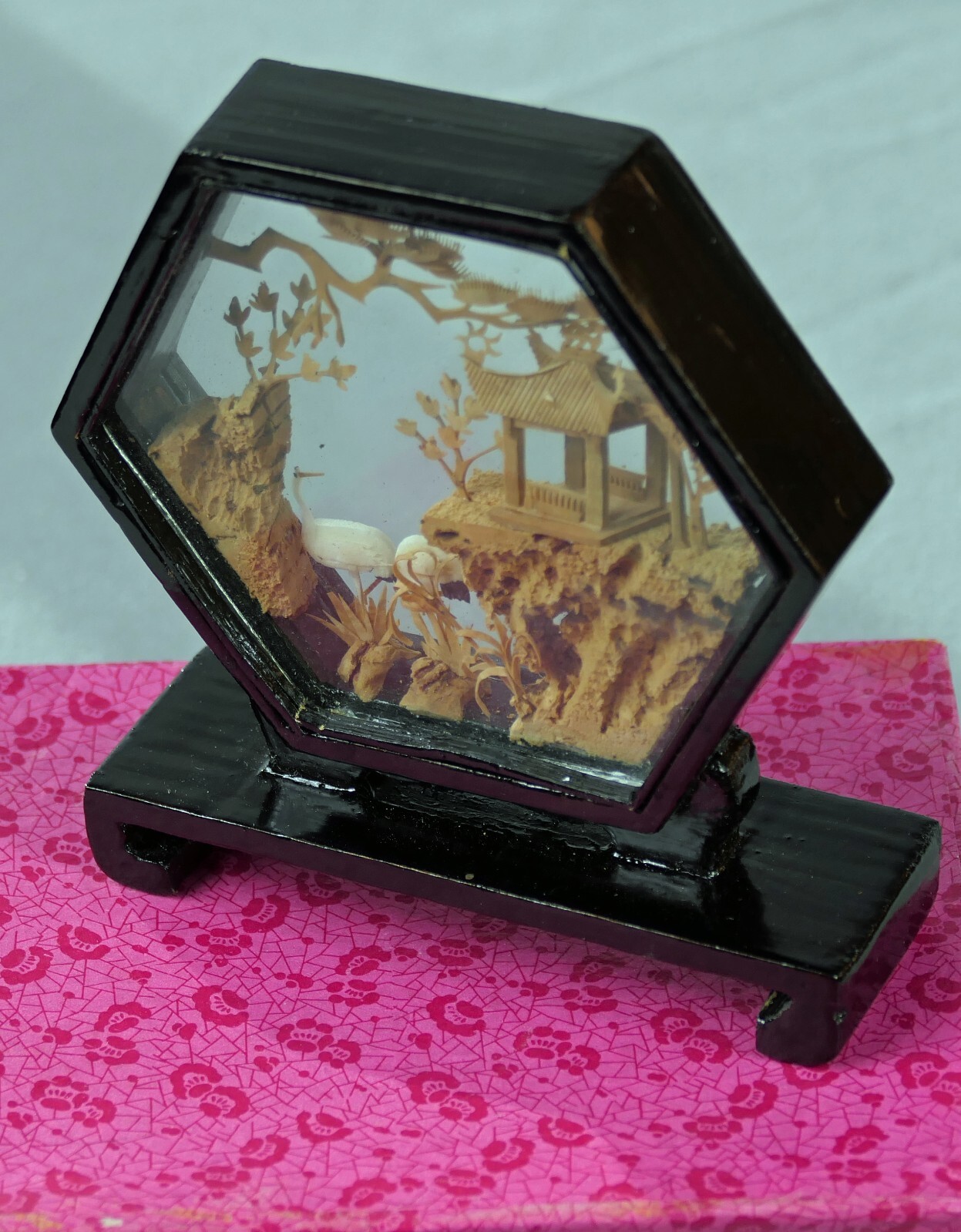 VINTAGE 3-D CHINESE CORK DIORAMA IN PLEXI~GLASS w EBONY HEXAGONAL FRAME & STAND
