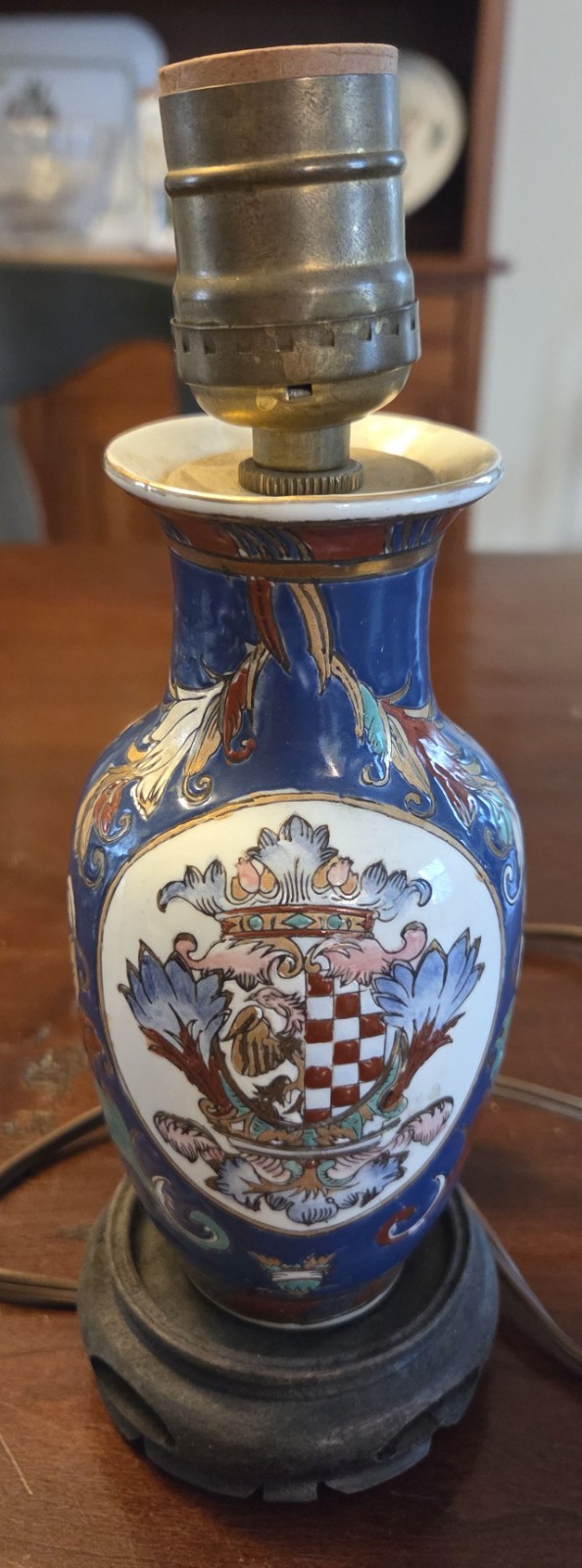Vintage 9 1/2″ Tall Chinese Armorial Table Lamp, Blue Chinoiserie Lighting