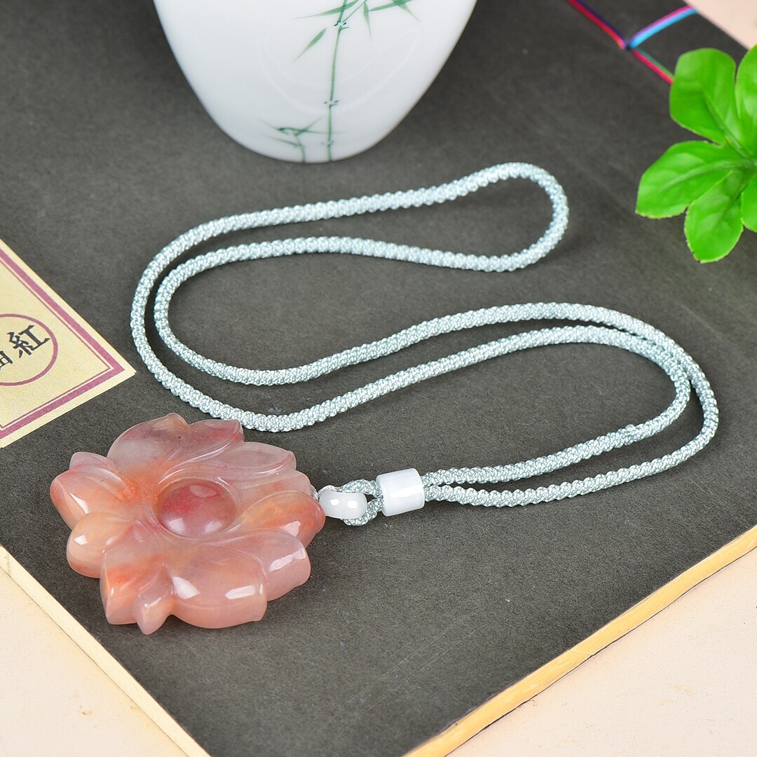 China Jade Hand Carving Exquisite Pretty Lotus Flower Pendant金丝玉