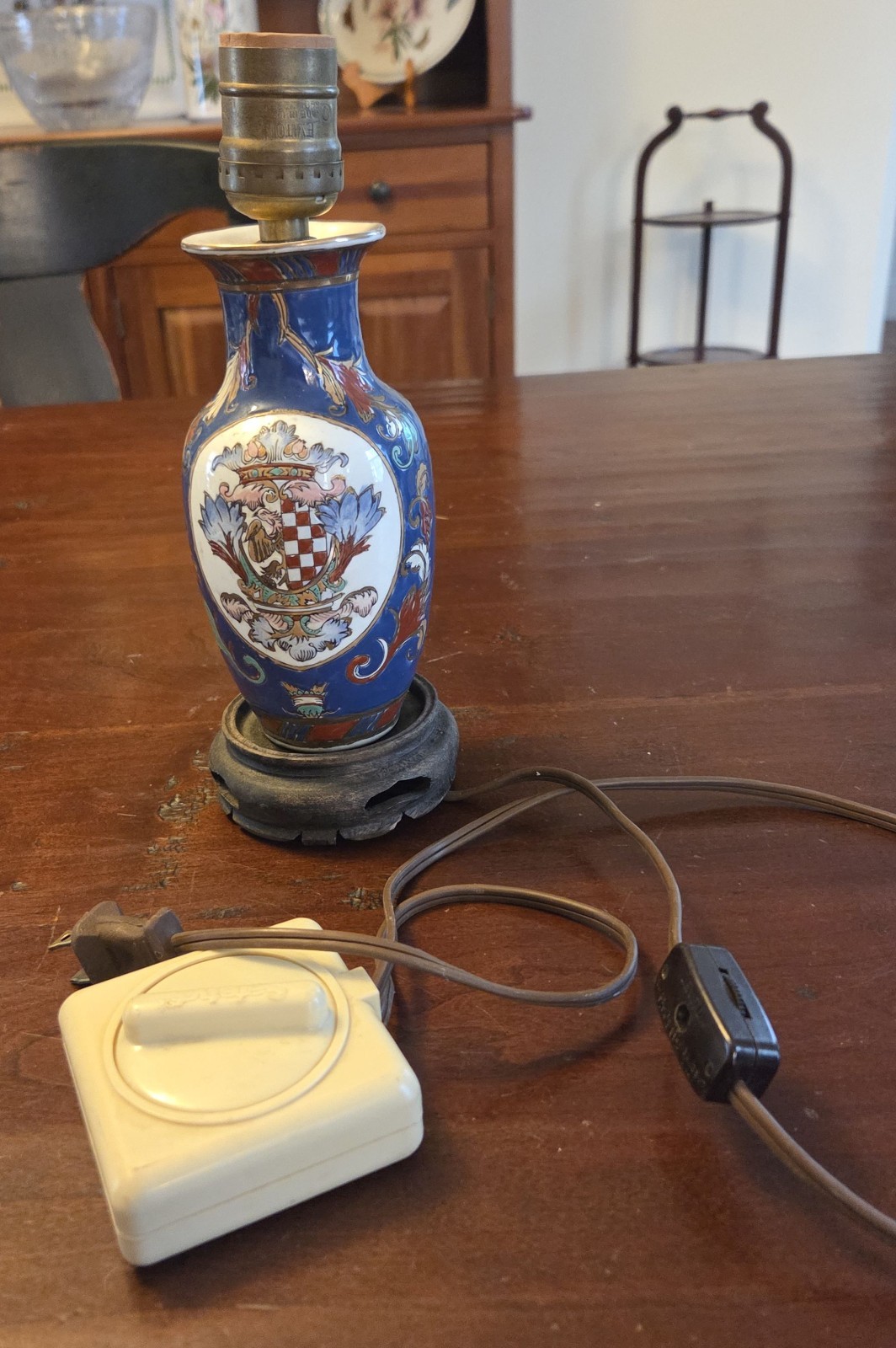 Vintage 9 1/2″ Tall Chinese Armorial Table Lamp, Blue Chinoiserie Lighting