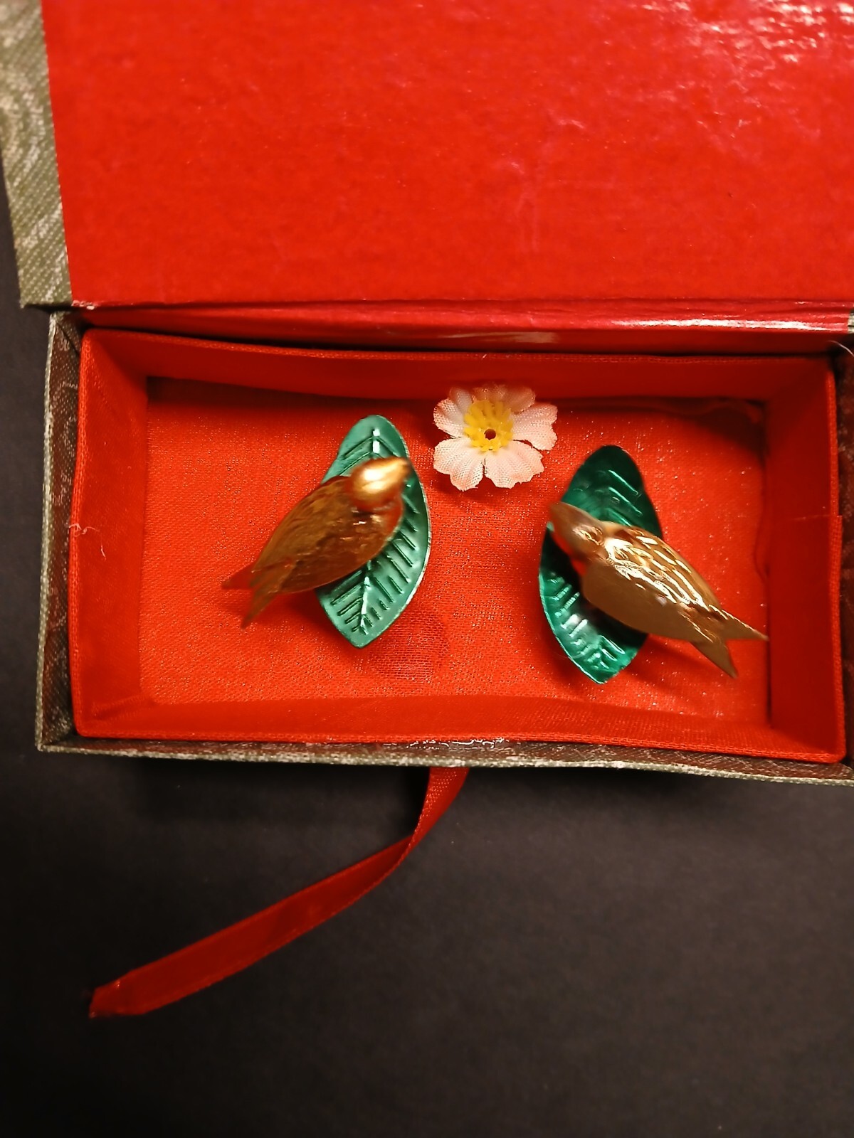 CHINESE GOLD METAL BIRDS ON GREEN LEAVES ATTACHED TO SPRINGS IN BOX