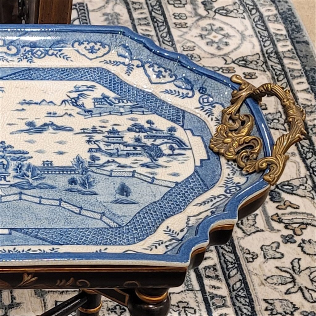New CHINESE ORIENTAL BLUE WILLOW PORCELAIN bronze ORMOLU WOOD STAND TRAY TABLE