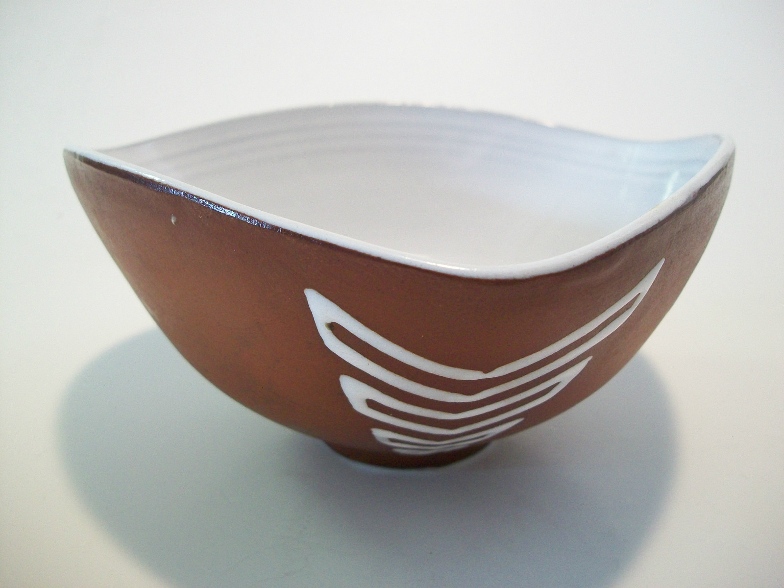 Yixing Zisha Glazed Ceramic Bowl – Hand Painted Chevron Design – 20th Century