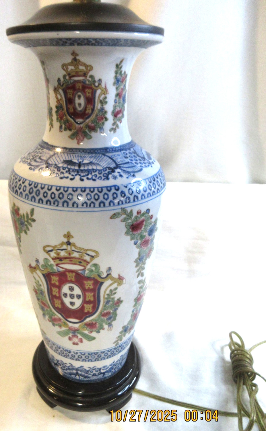 FANTASTIC CHINESE CHINOISERIE LAMP W/ *CRESTS*~ WOODEN BASE & THROAT~21″