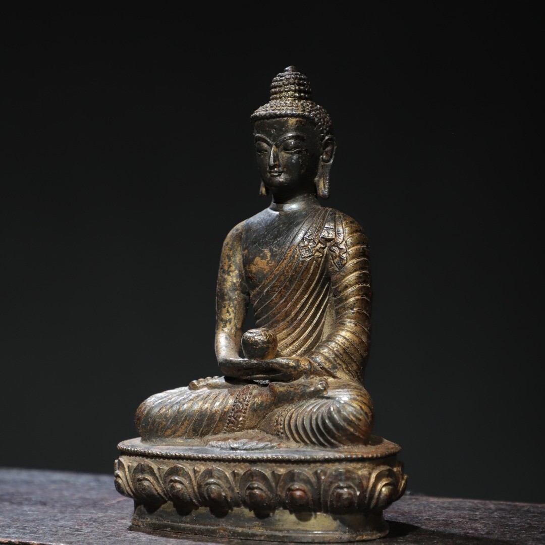 Bronze and gold sculpture of Shakyamuni Buddha statue