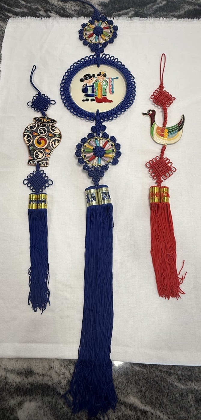3 CHINESE LUCKY KNOTS WALL HANGING WITH SILK CORD, TASSEL METAL/TIN Duck Crane