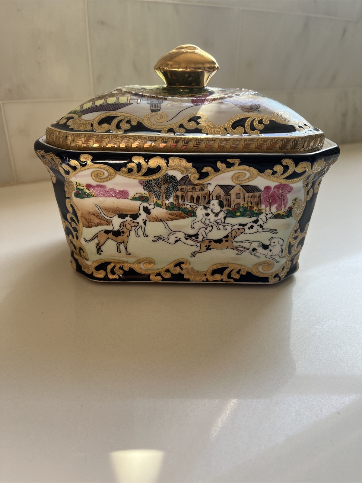 Vintage Export Chinese Porcelain Lidded Box Painted Hunting Scene Trinket Box
