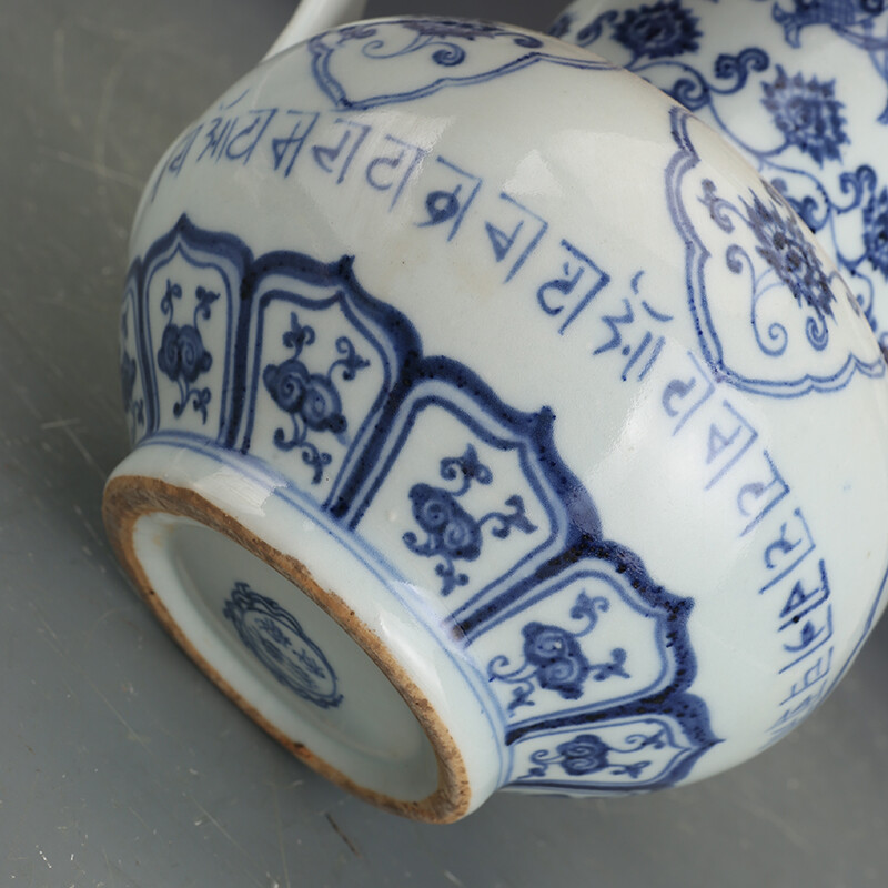 9.4″ Collect Chinese Blue and White Porcelain Eight Treasure Monk Hat Kettle