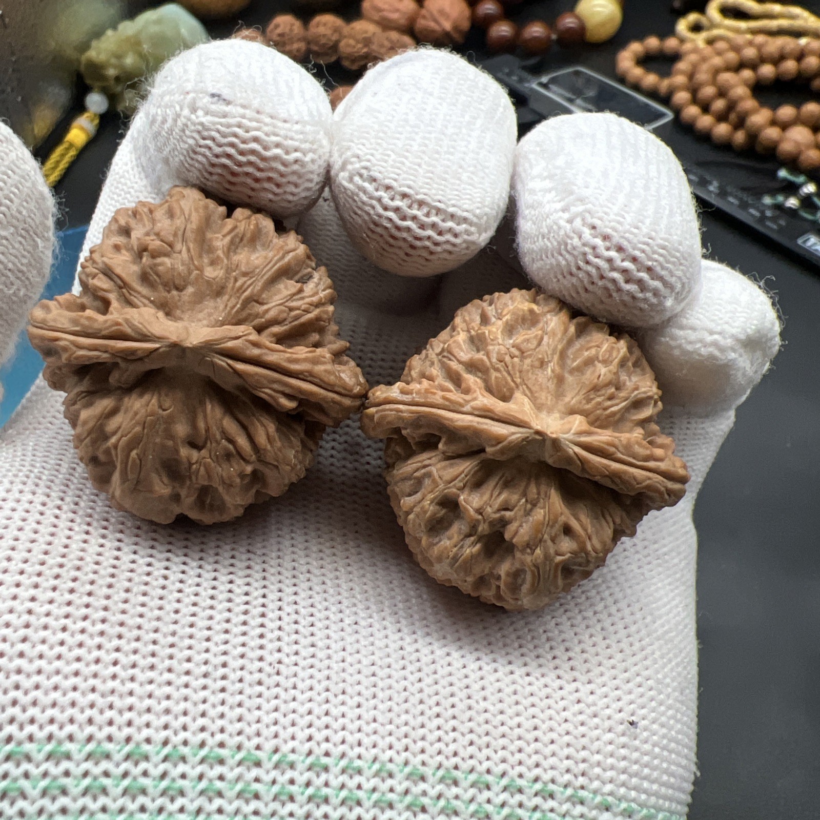 Pair of Match Chinese Health Walnut 36×36.×32mm 精配文玩核桃 ～白狮子狮子头