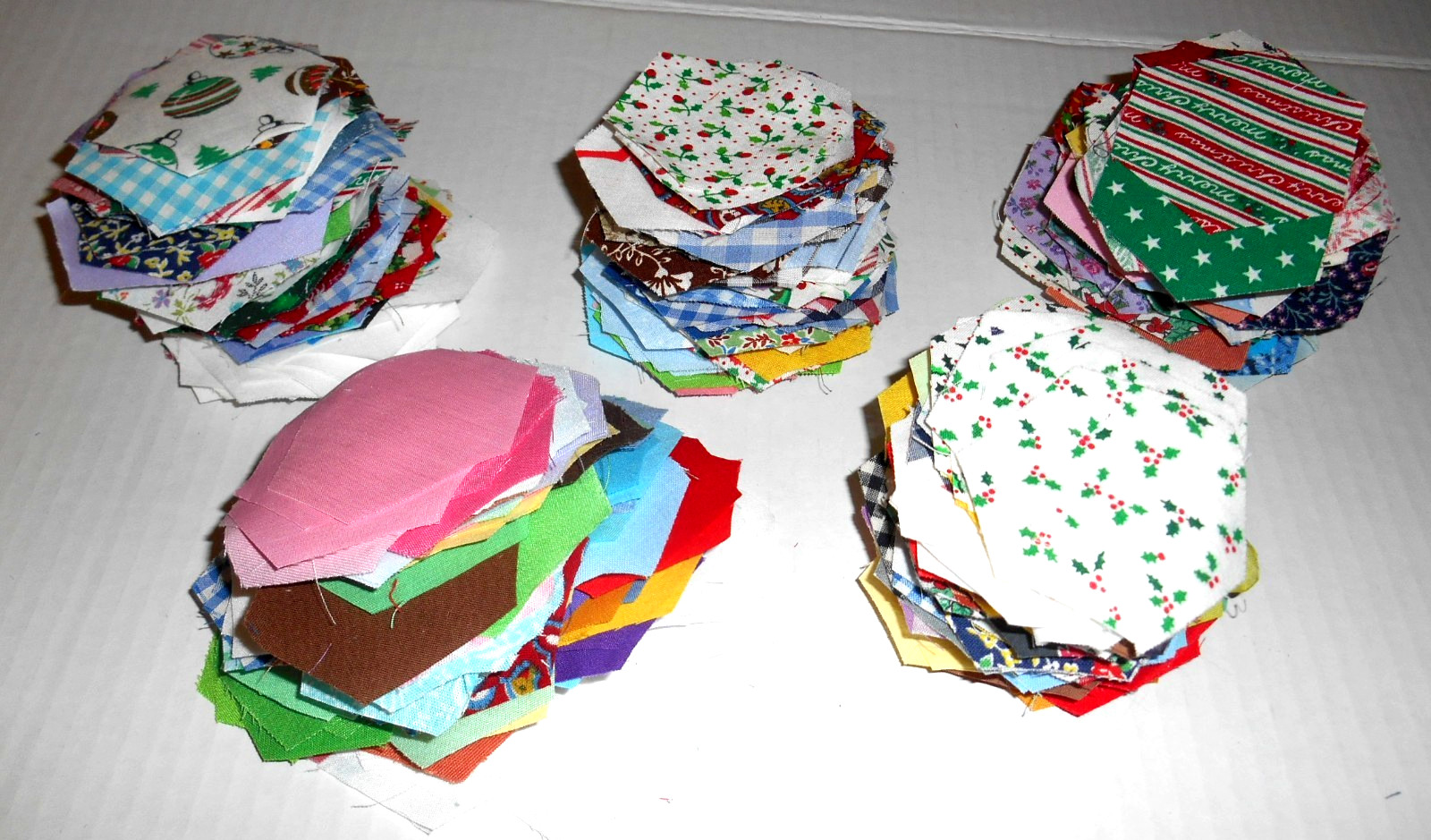Lot of 900 Hexagon Quilt Pieces Prints Solids Christmas Florals & Template