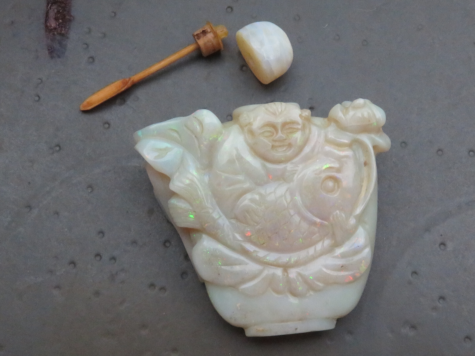 Antique Qing Dynasty Chinese carved Australian opal 105,5 Ct. SNUFF BOTTLE