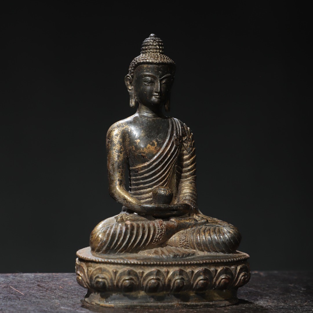Bronze and gold sculpture of Shakyamuni Buddha statue